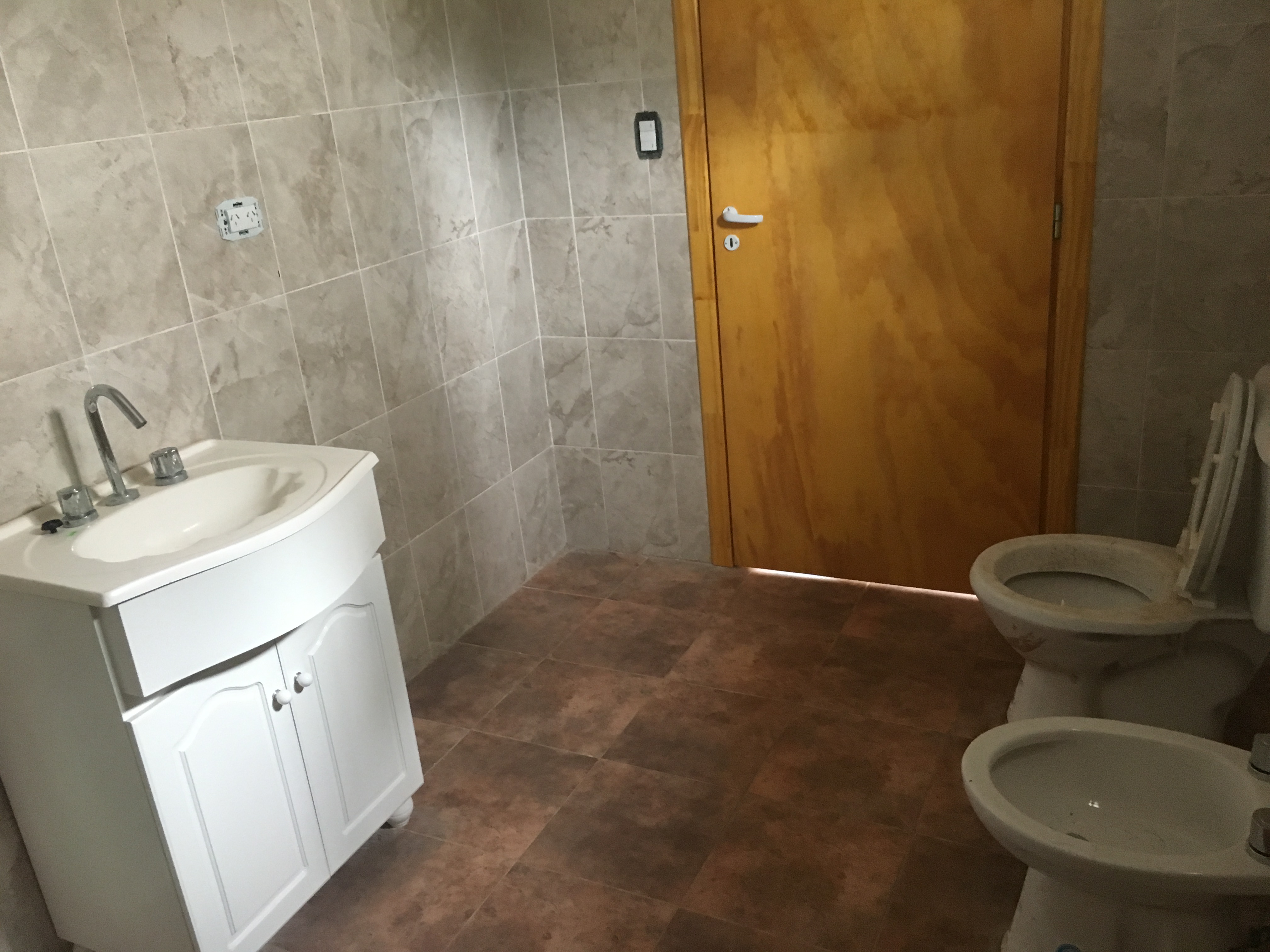 Amplia Casa Familiar con Detalles de Calidad y Todos los Servicios