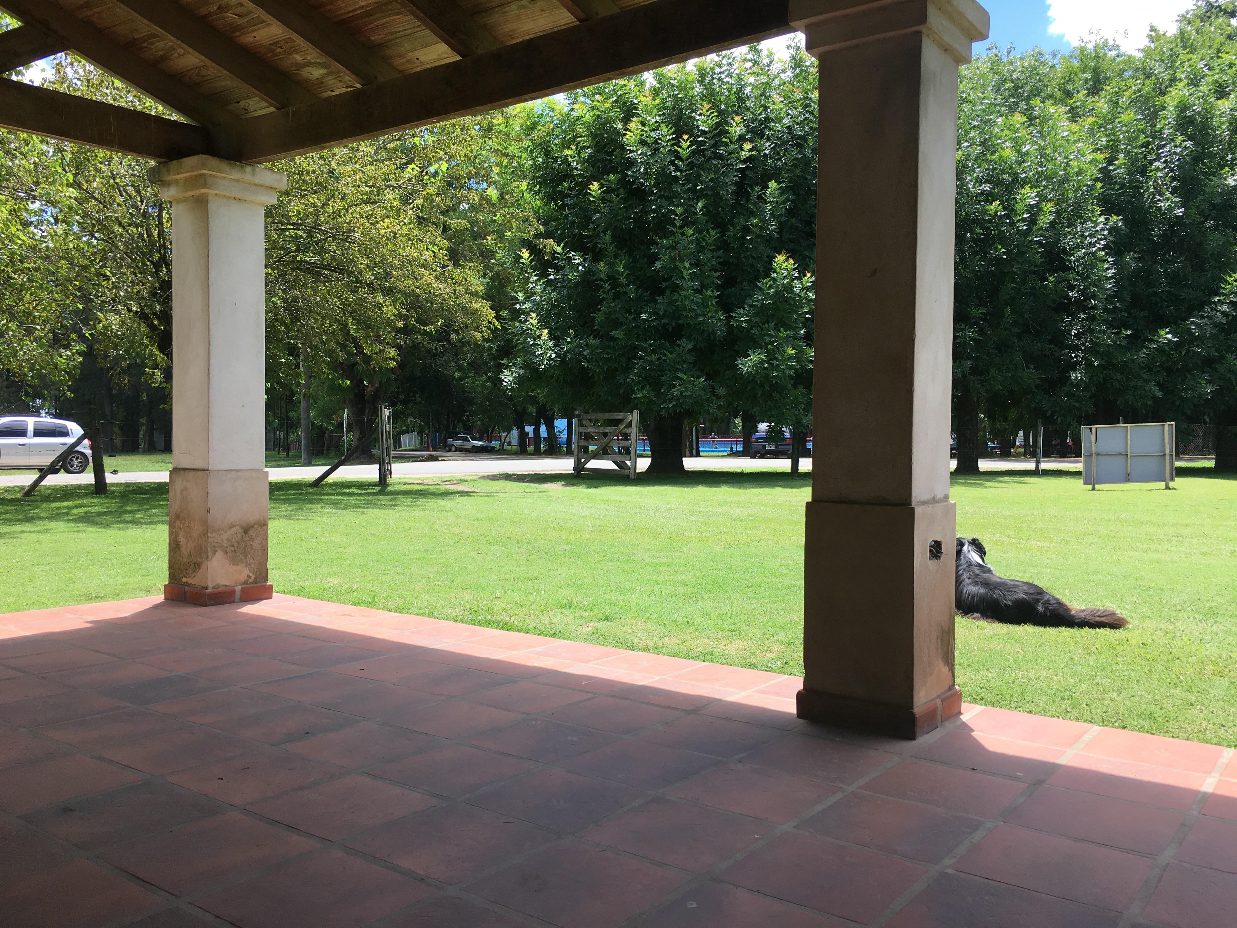 "¡Encantadora Casa de Estilo Antiguo Frente a la Pileta Municipal! Ideal para Permuta en Capital Federal"