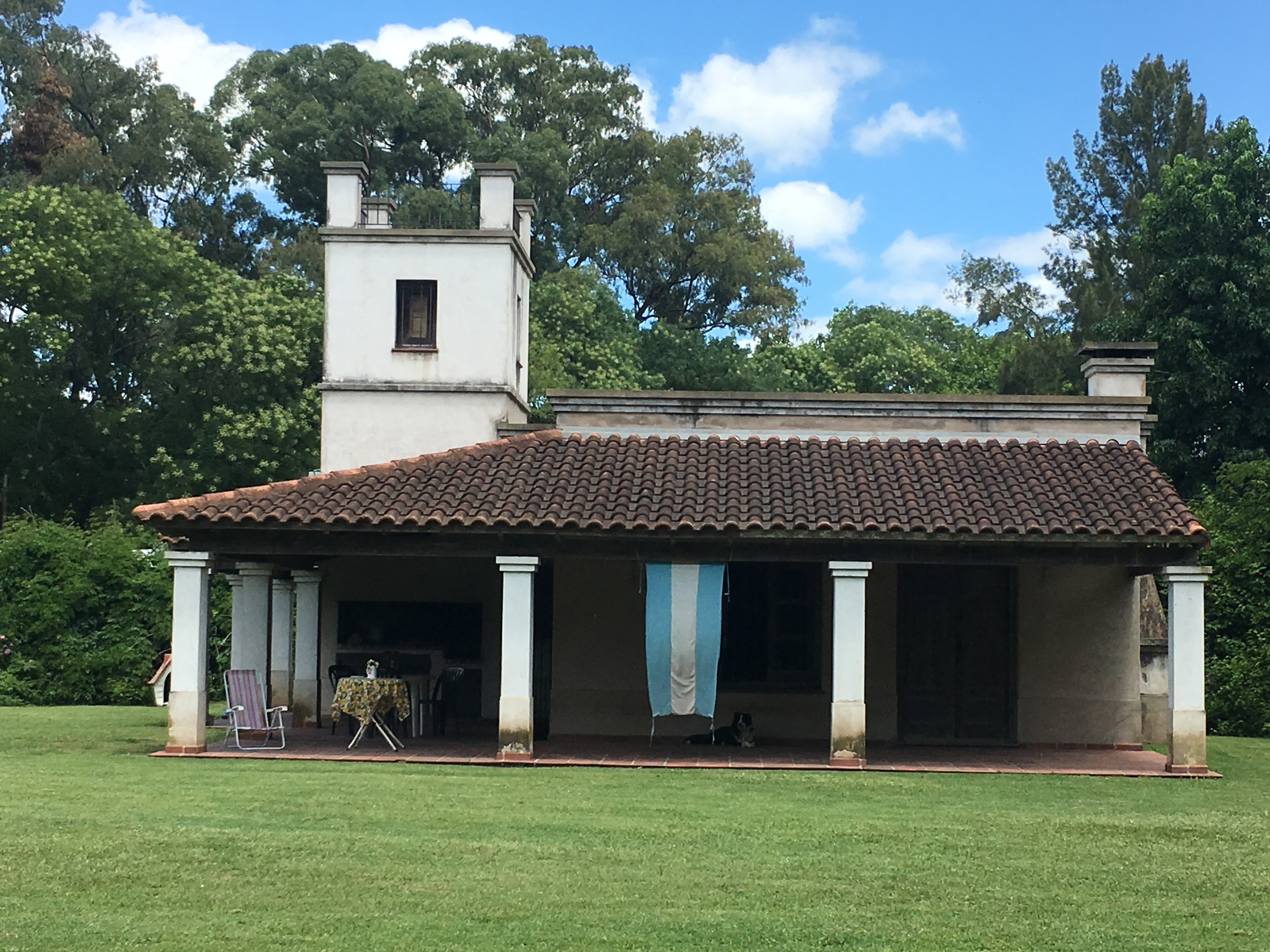 "¡Encantadora Casa de Estilo Antiguo Frente a la Pileta Municipal! Ideal para Permuta en Capital Federal"