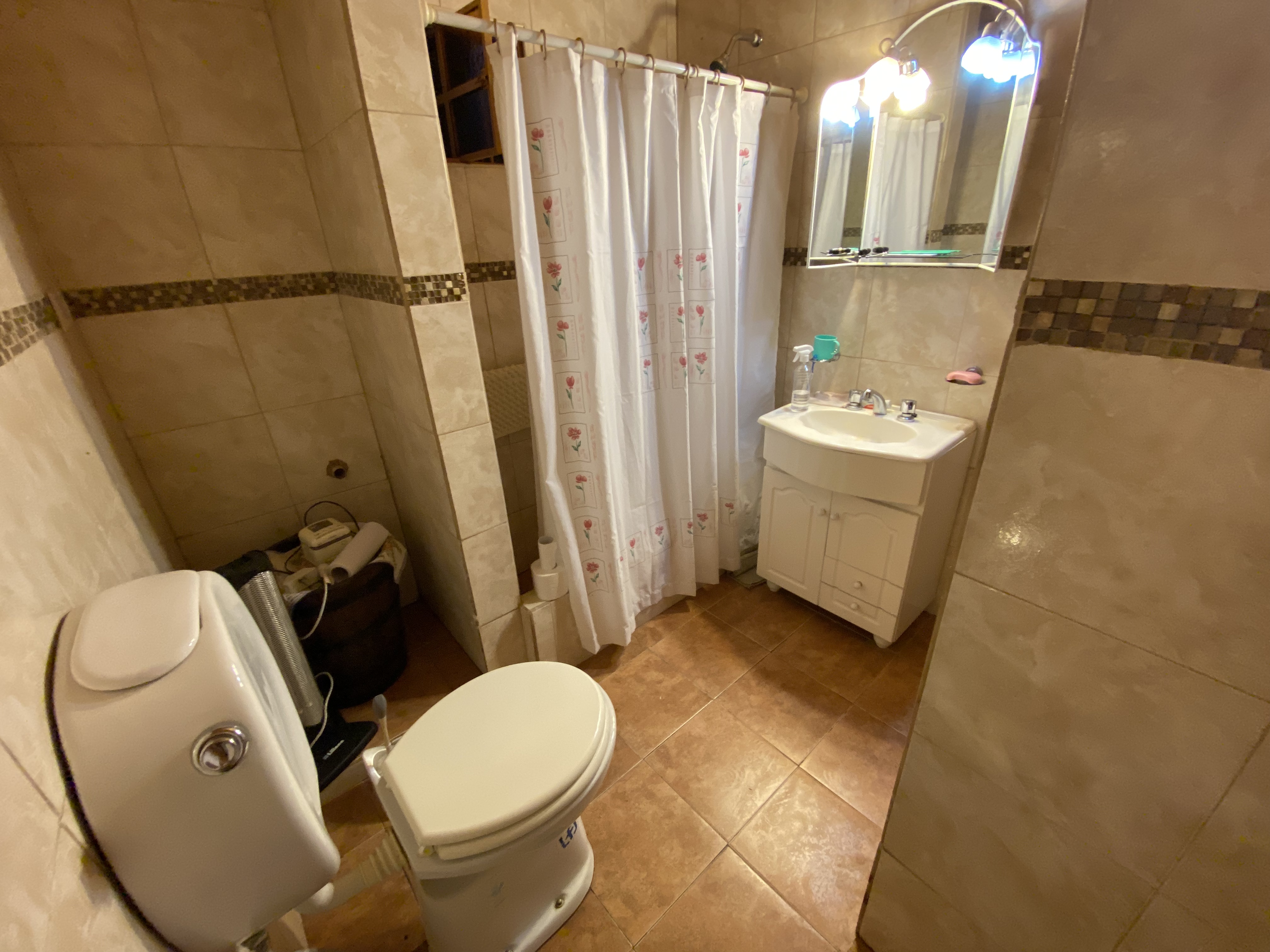 "Hogar y Terreno en Venta: Espacio y Comodidad en un Solo Lugar