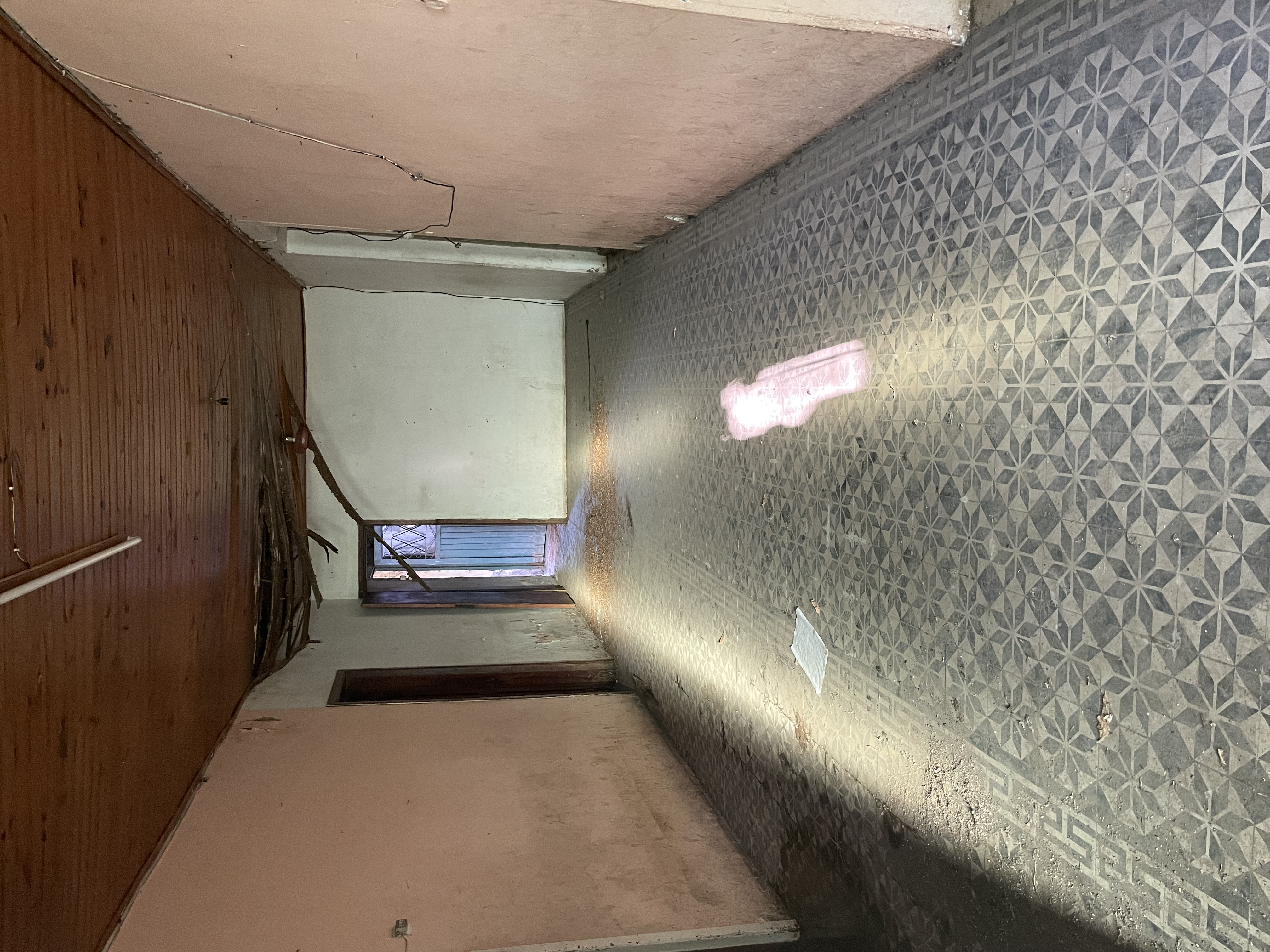 SE VENDE VIVIENDA A RECICLAR, EXCELENTE UBICACION