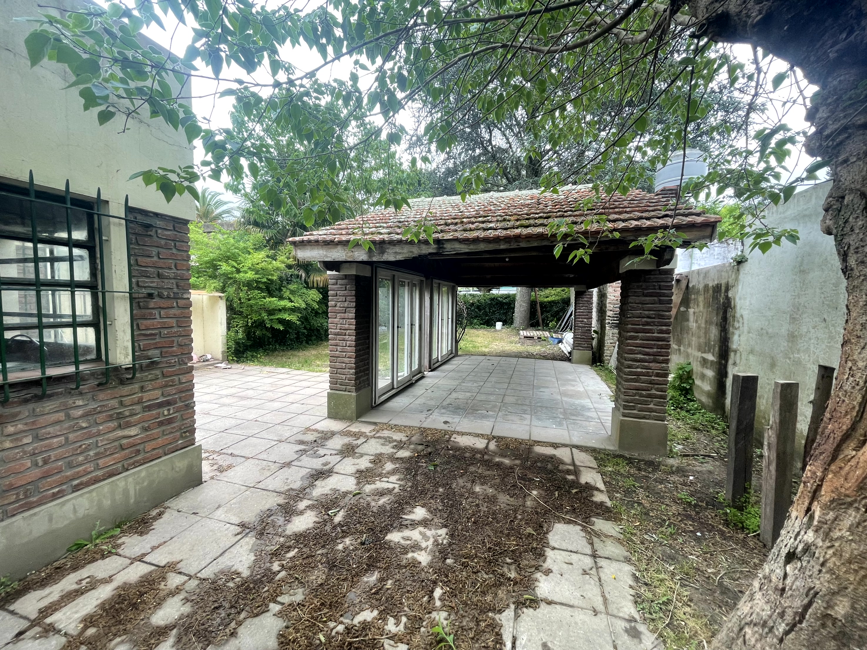 Acogedora Casa con Jardín y Espacio para Quincho o Cochera