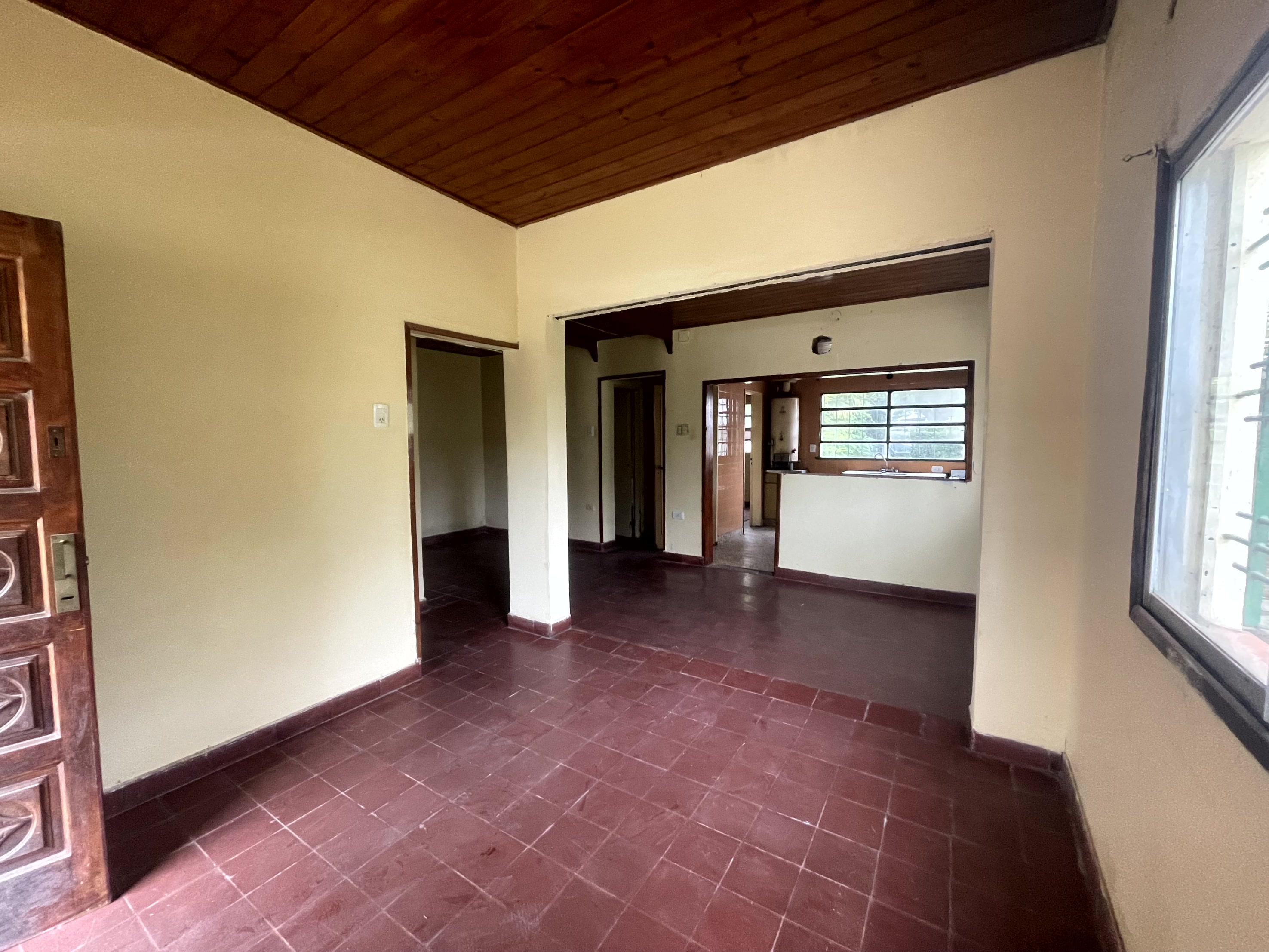 Acogedora Casa con Jardín y Espacio para Quincho o Cochera
