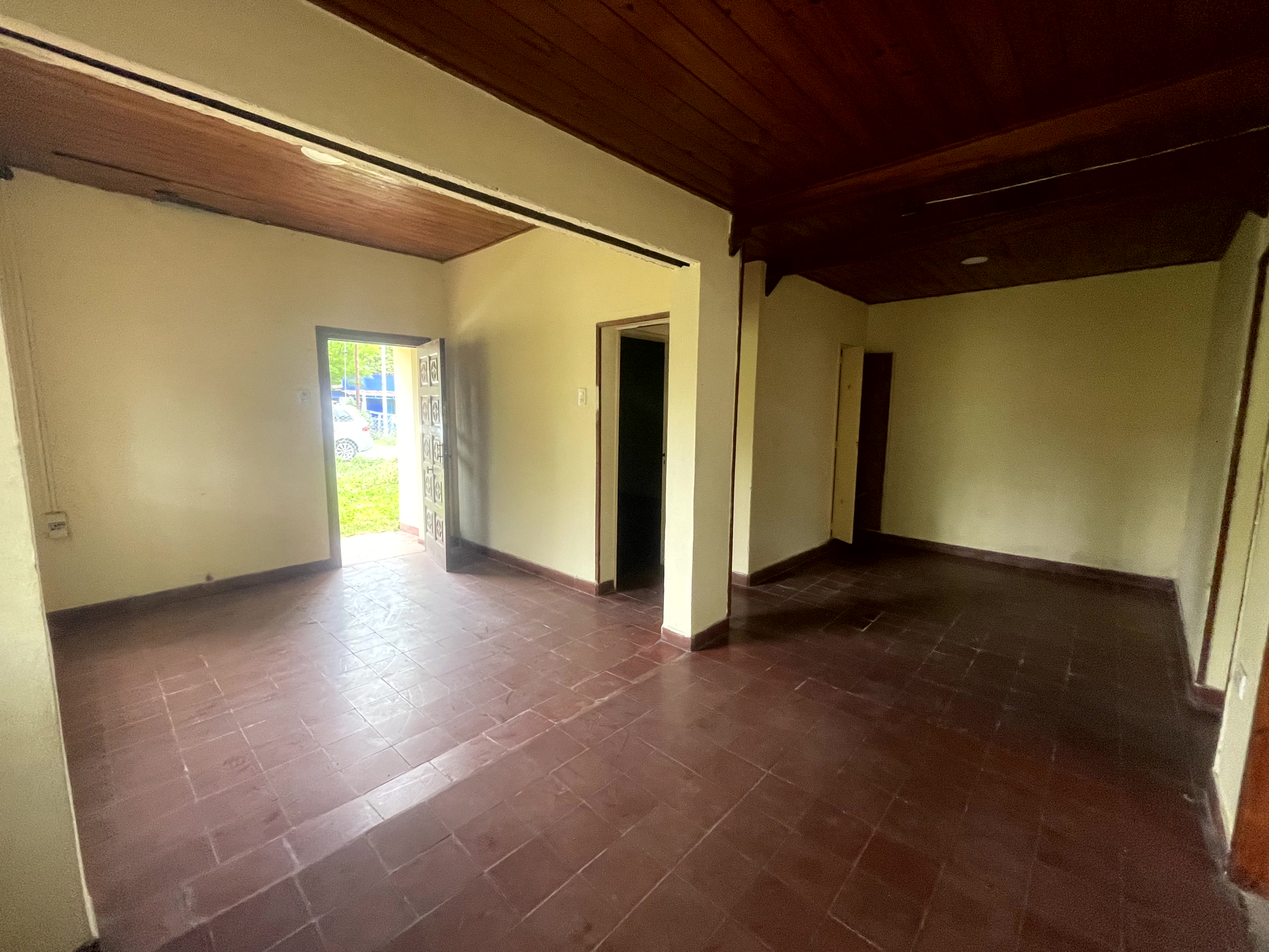 Acogedora Casa con Jardín y Espacio para Quincho o Cochera
