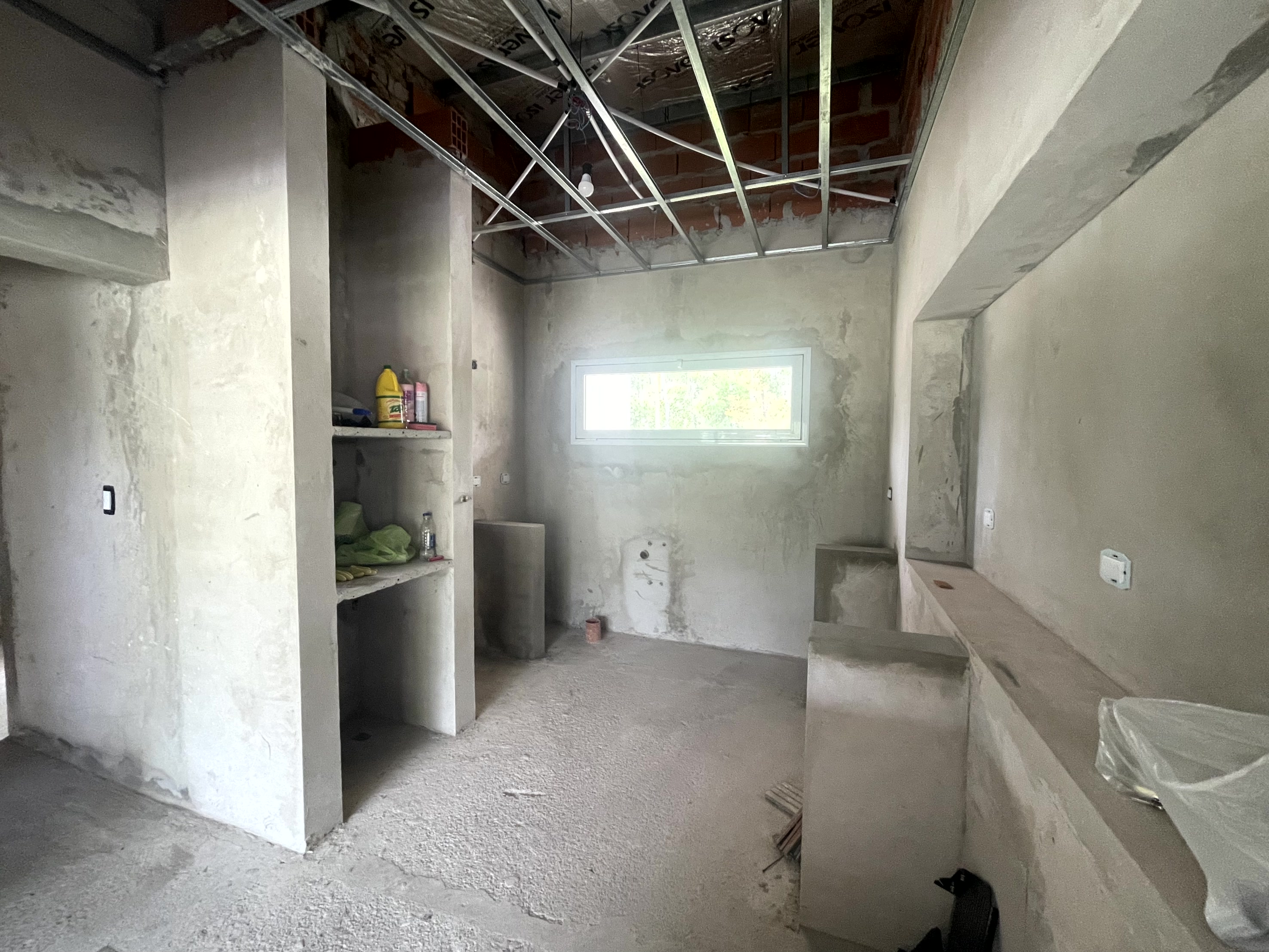 Casa de Categoría en Barrio Privado a terminar con Club House y Seguridad