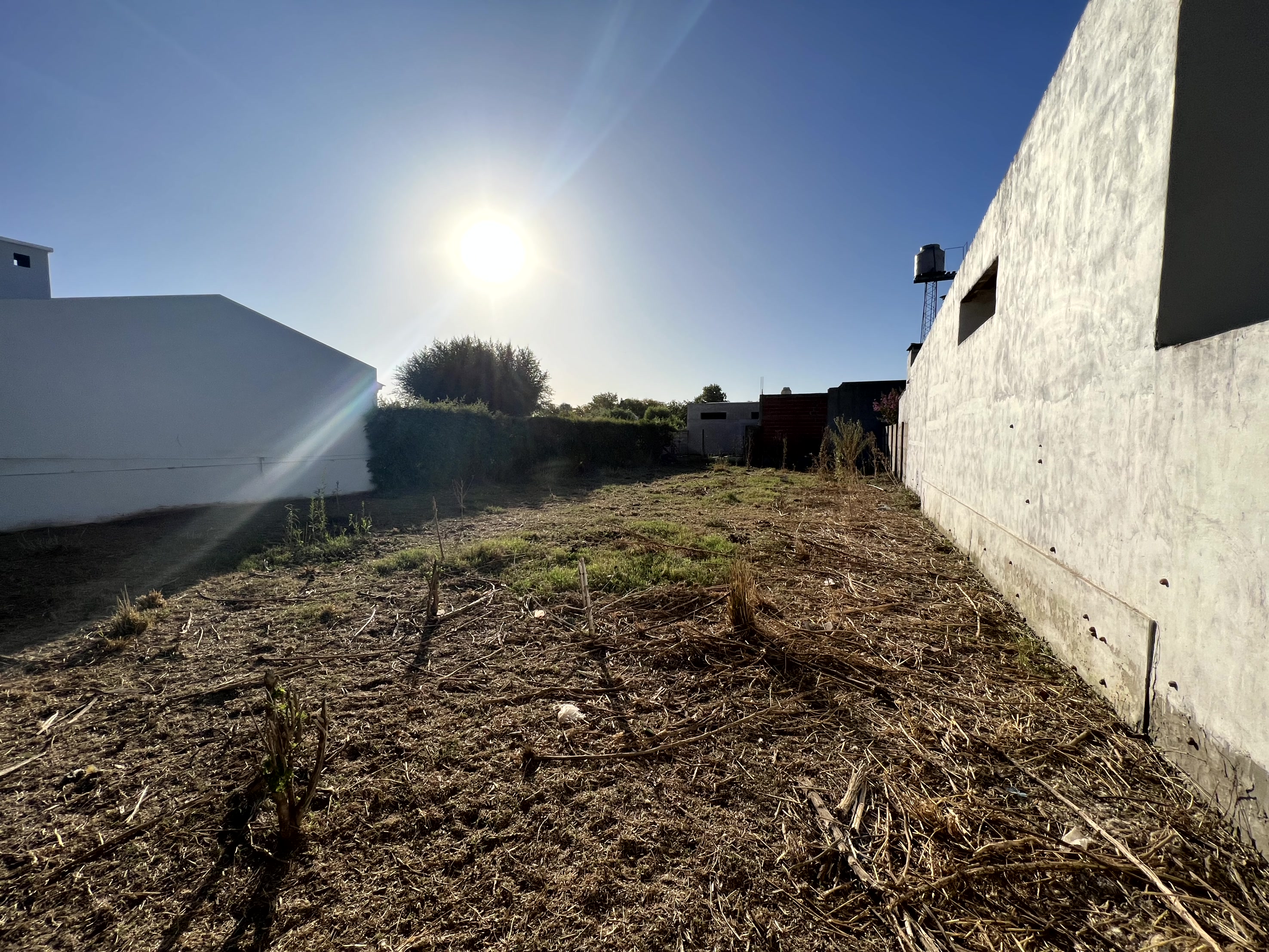 "¡Construye tu hogar en una ubicación privilegiada! Lote en barrio urbano cerca de Av. 9 de julio"