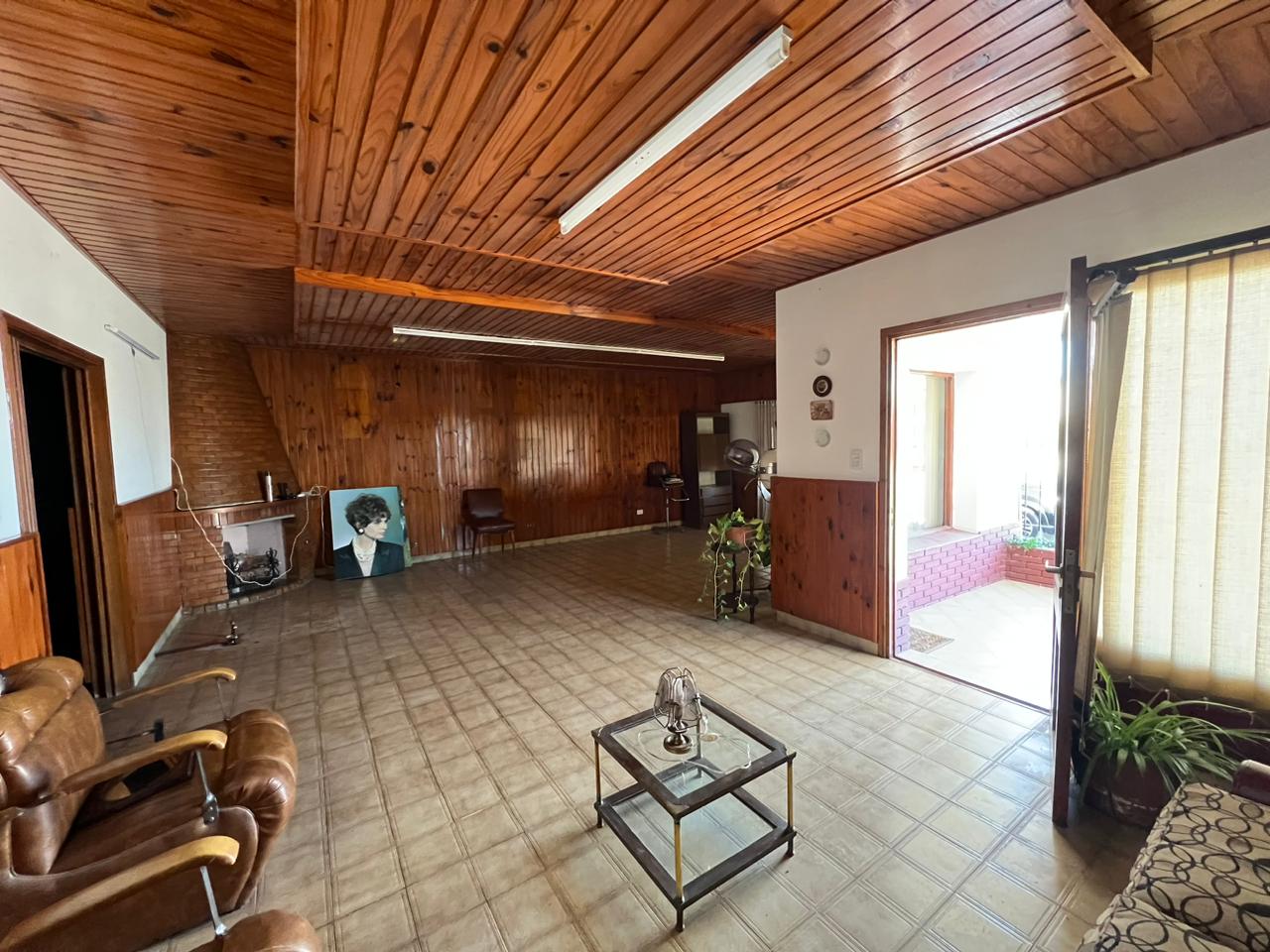 "Amplia Propiedad en Barrio Residencial: Ideal para Tu Nuevo Hogar, Apta Crédito"