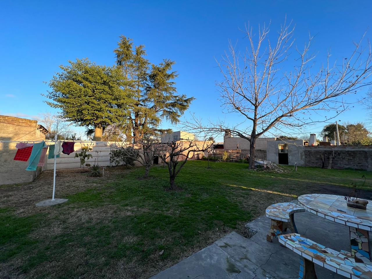 Hermosa Casa en Barrio Residencial a Pasos de Av. Balbín