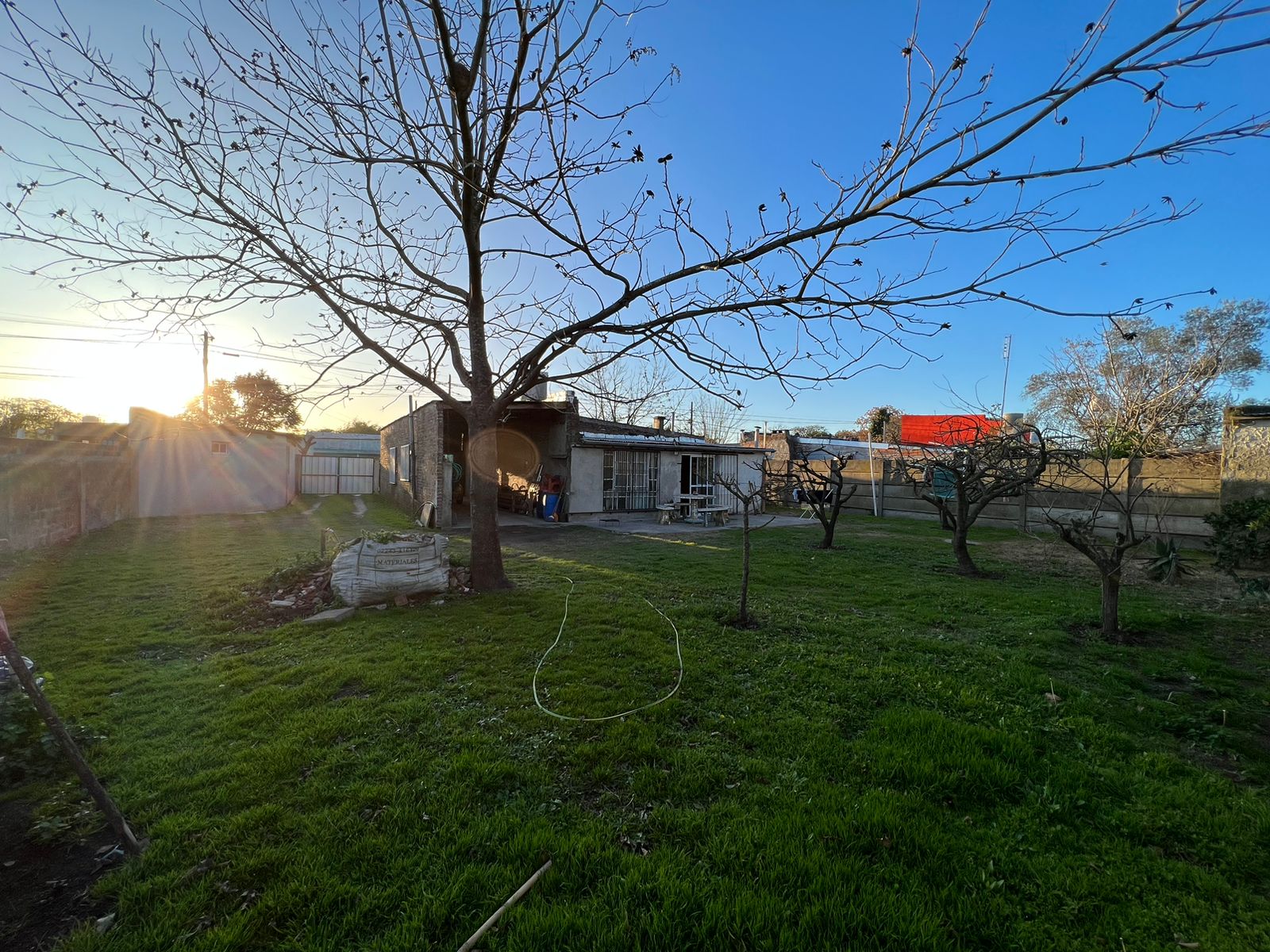 Hermosa Casa en Barrio Residencial a Pasos de Av. Balbín