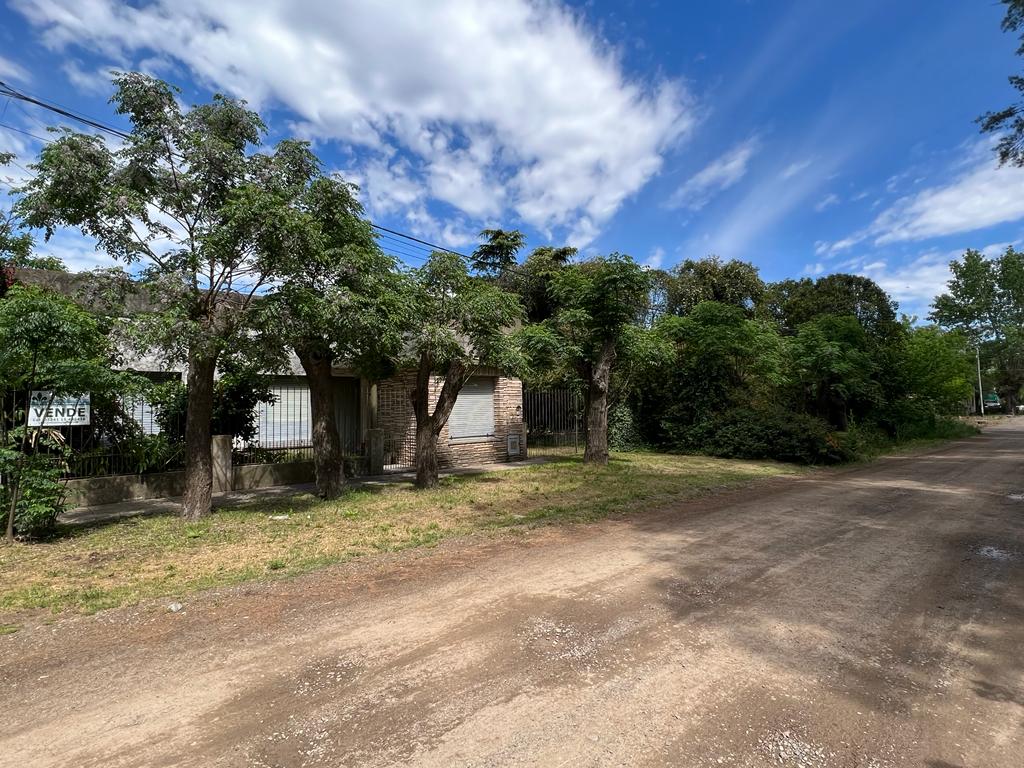 Increíble Oferta: Casa y Lote Adicional con Piscina a Solo 2 Cuadras de Av. Italia - Apta para Crédito Hipotecario