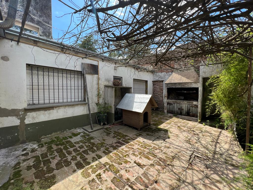 Increíble Oferta: Casa y Lote Adicional con Piscina a Solo 2 Cuadras de Av. Italia - Apta para Crédito Hipotecario