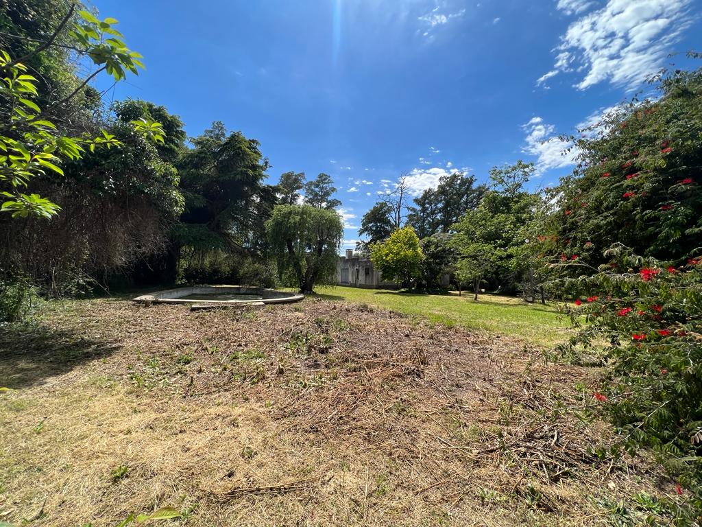 Increíble Oferta: Casa y Lote Adicional con Piscina a Solo 2 Cuadras de Av. Italia - Apta para Crédito Hipotecario