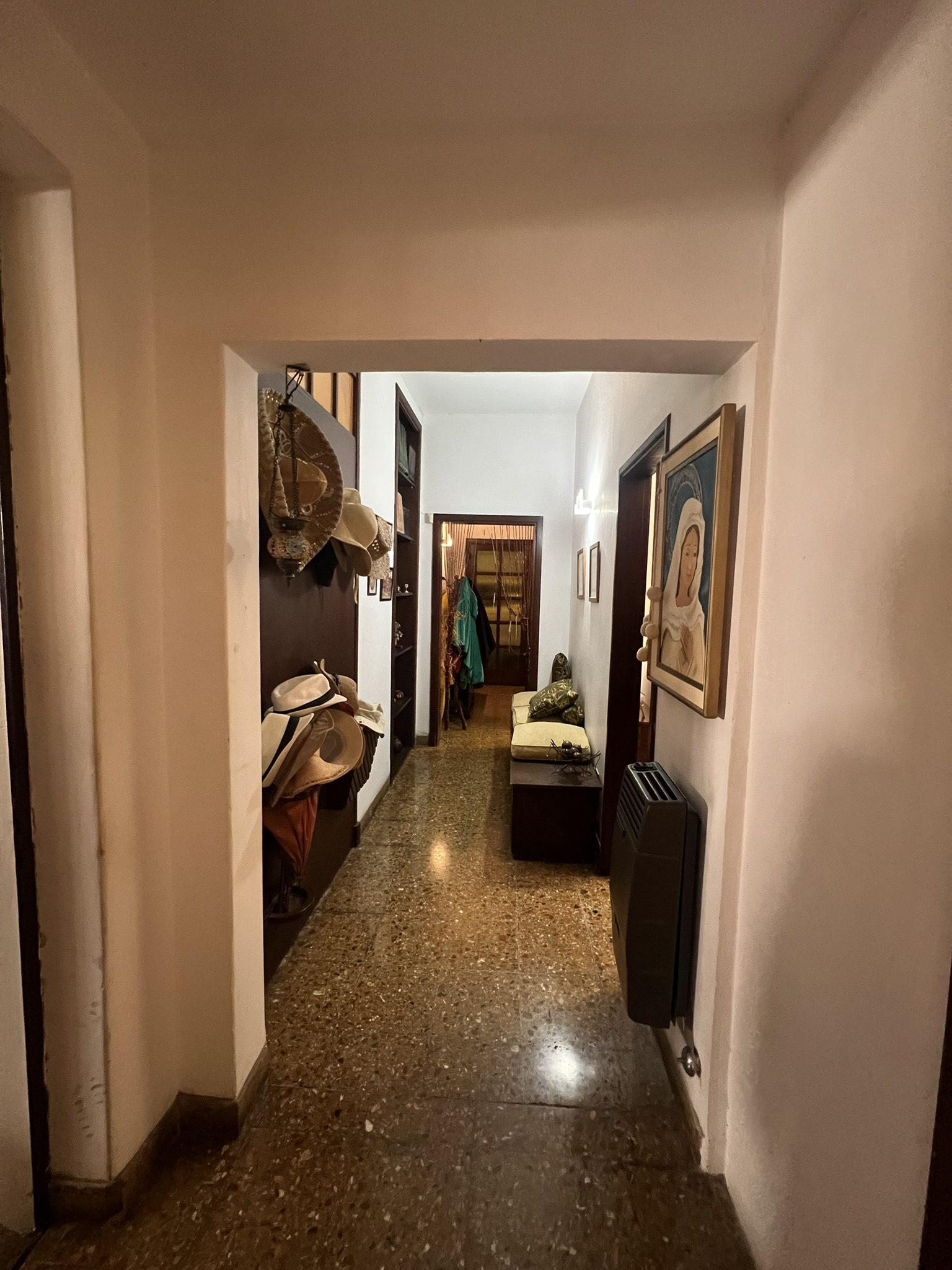 "Amplia residencia familiar con quincho y piscina en ubicación privilegiada cerca del centro"