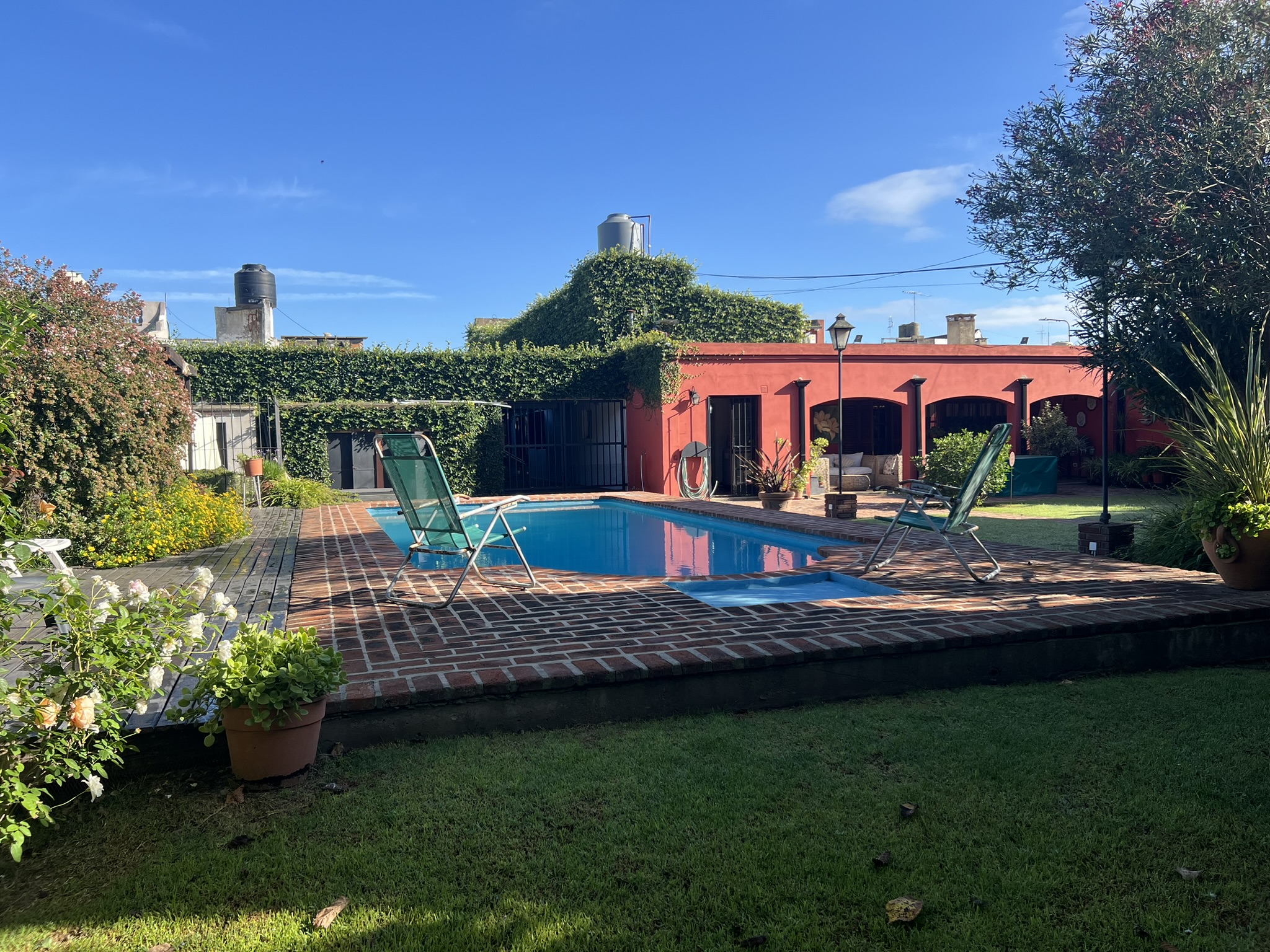 "Amplia residencia familiar con quincho y piscina en ubicación privilegiada cerca del centro"