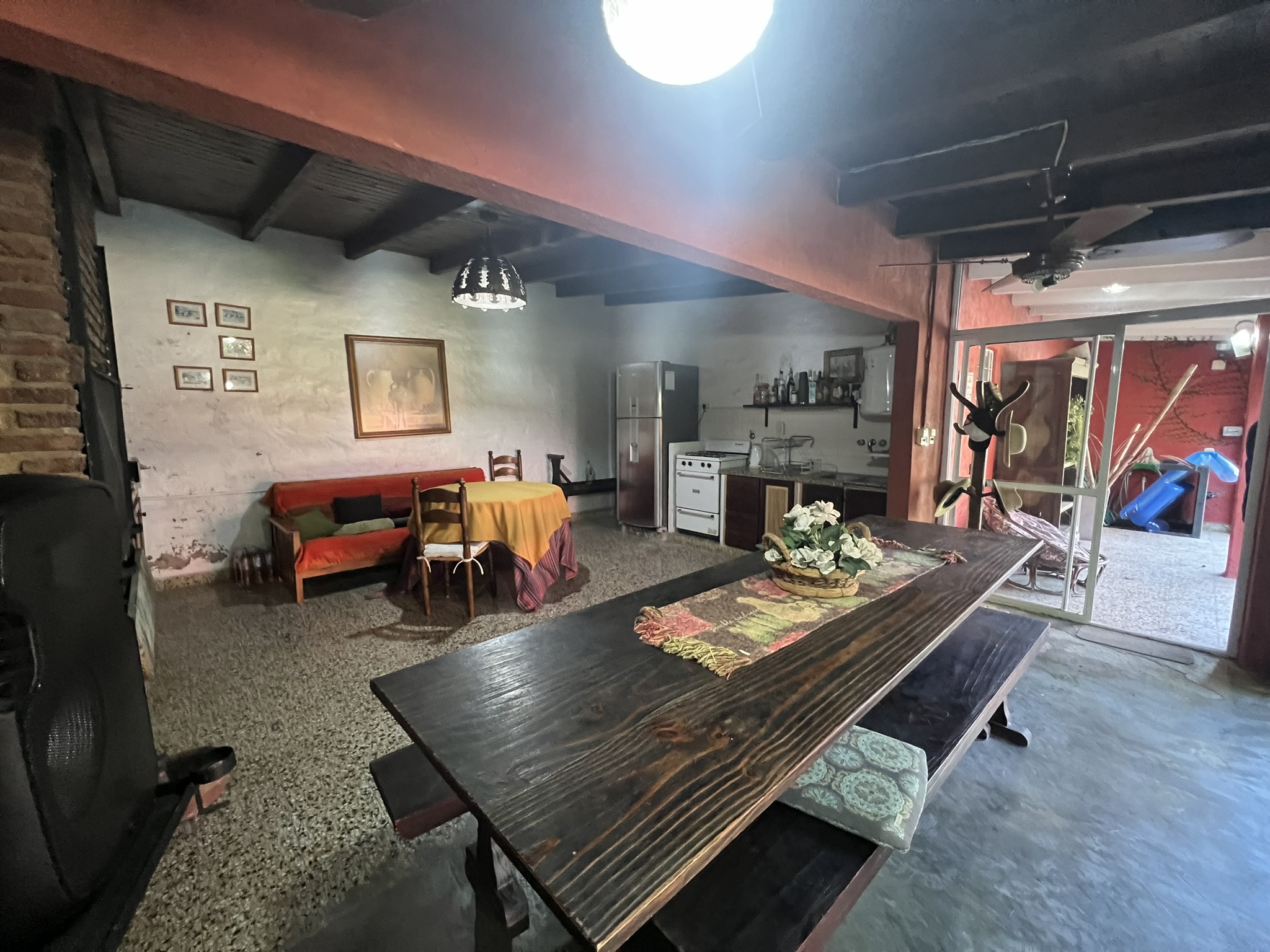 "Amplia residencia familiar con quincho y piscina en ubicación privilegiada cerca del centro"