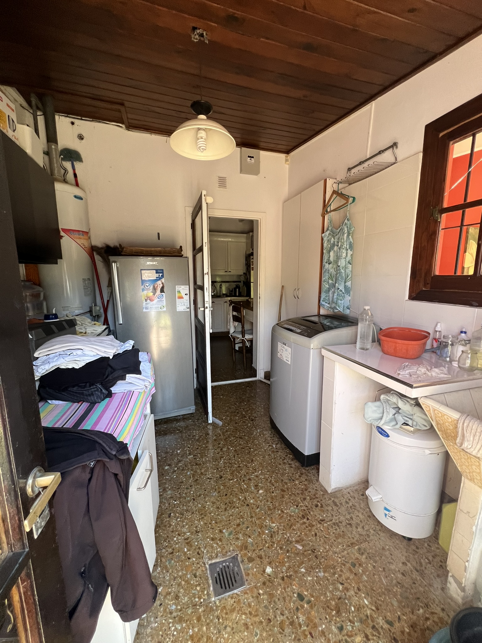 "Amplia residencia familiar con quincho y piscina en ubicación privilegiada cerca del centro"