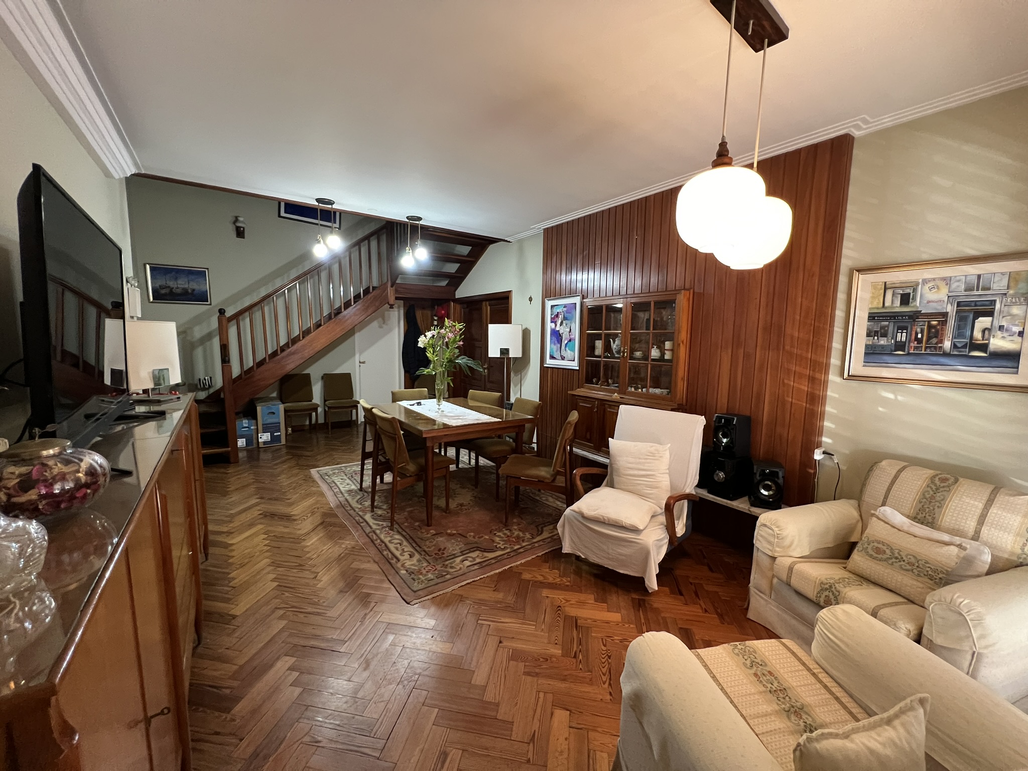 Tu Hogar en el Corazón de la Ciudad: Espaciosa Residencia Familiar con Encanto Urbano