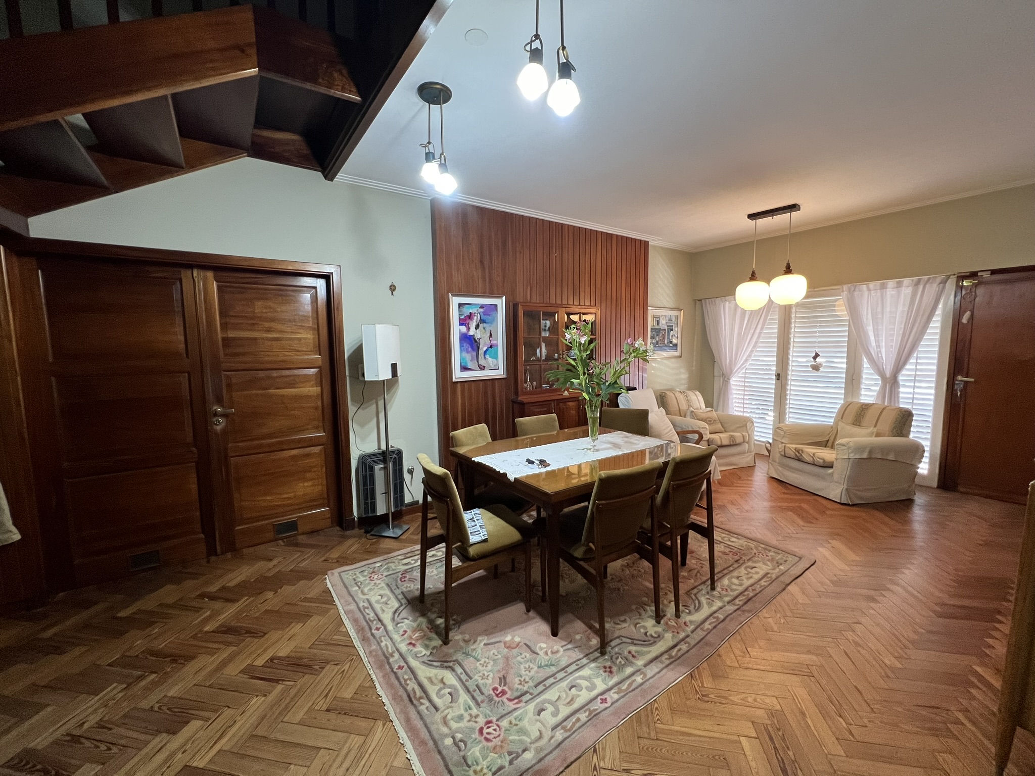 Tu Hogar en el Corazón de la Ciudad: Espaciosa Residencia Familiar con Encanto Urbano