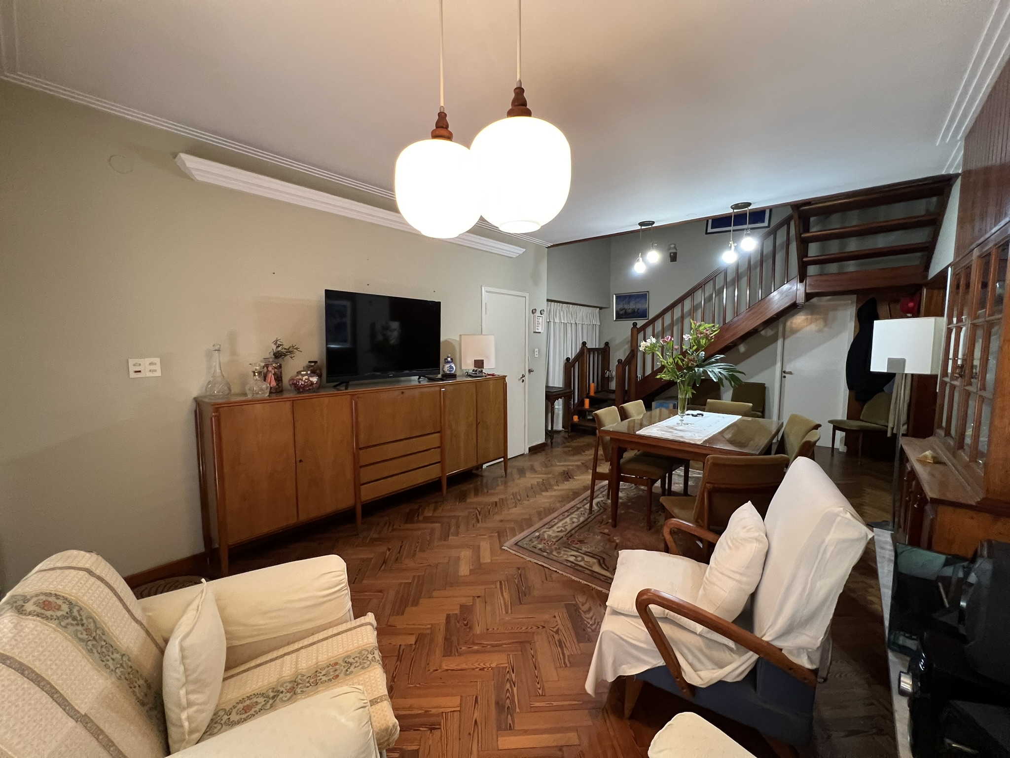 Tu Hogar en el Corazón de la Ciudad: Espaciosa Residencia Familiar con Encanto Urbano