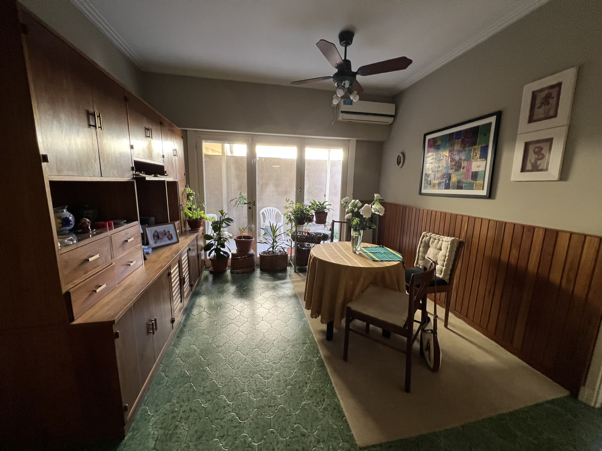 Tu Hogar en el Corazón de la Ciudad: Espaciosa Residencia Familiar con Encanto Urbano