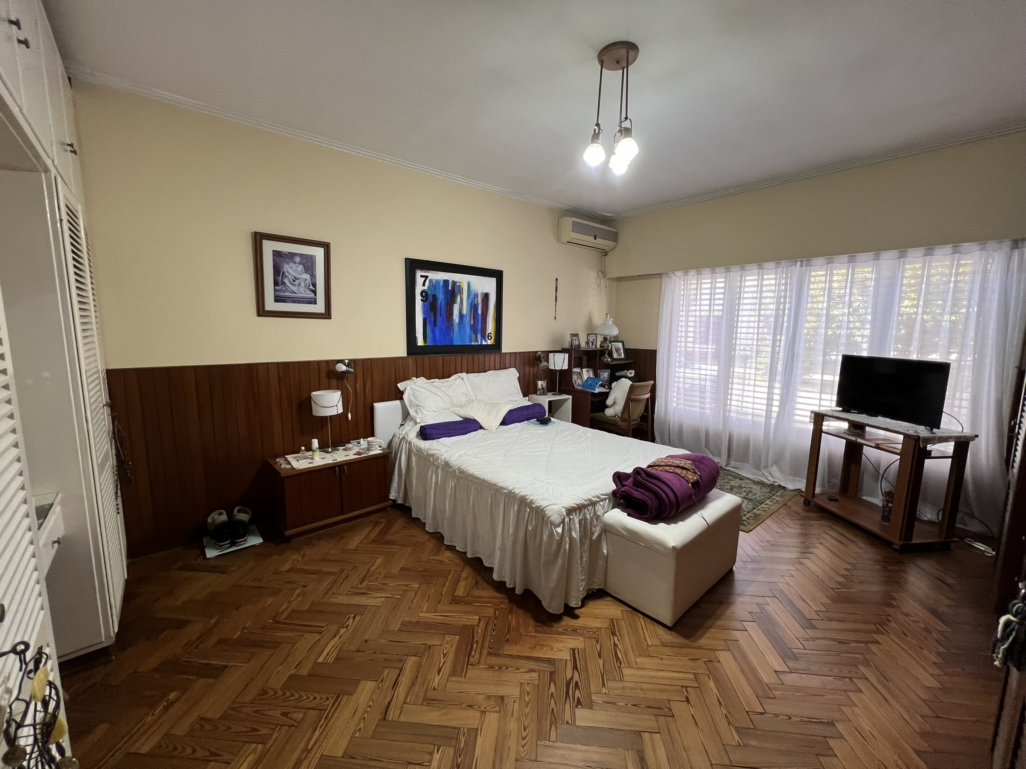 Tu Hogar en el Corazón de la Ciudad: Espaciosa Residencia Familiar con Encanto Urbano