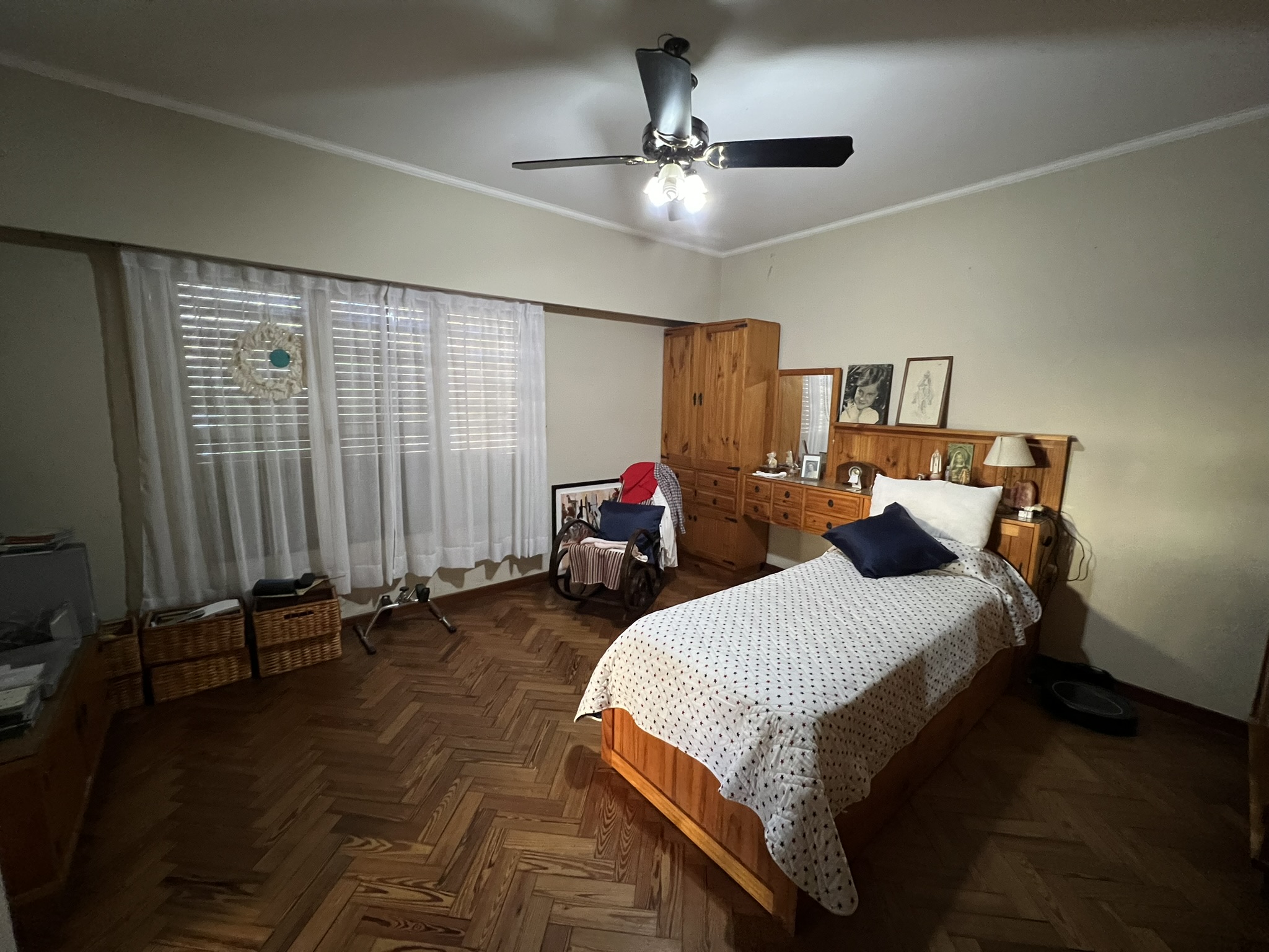 Tu Hogar en el Corazón de la Ciudad: Espaciosa Residencia Familiar con Encanto Urbano