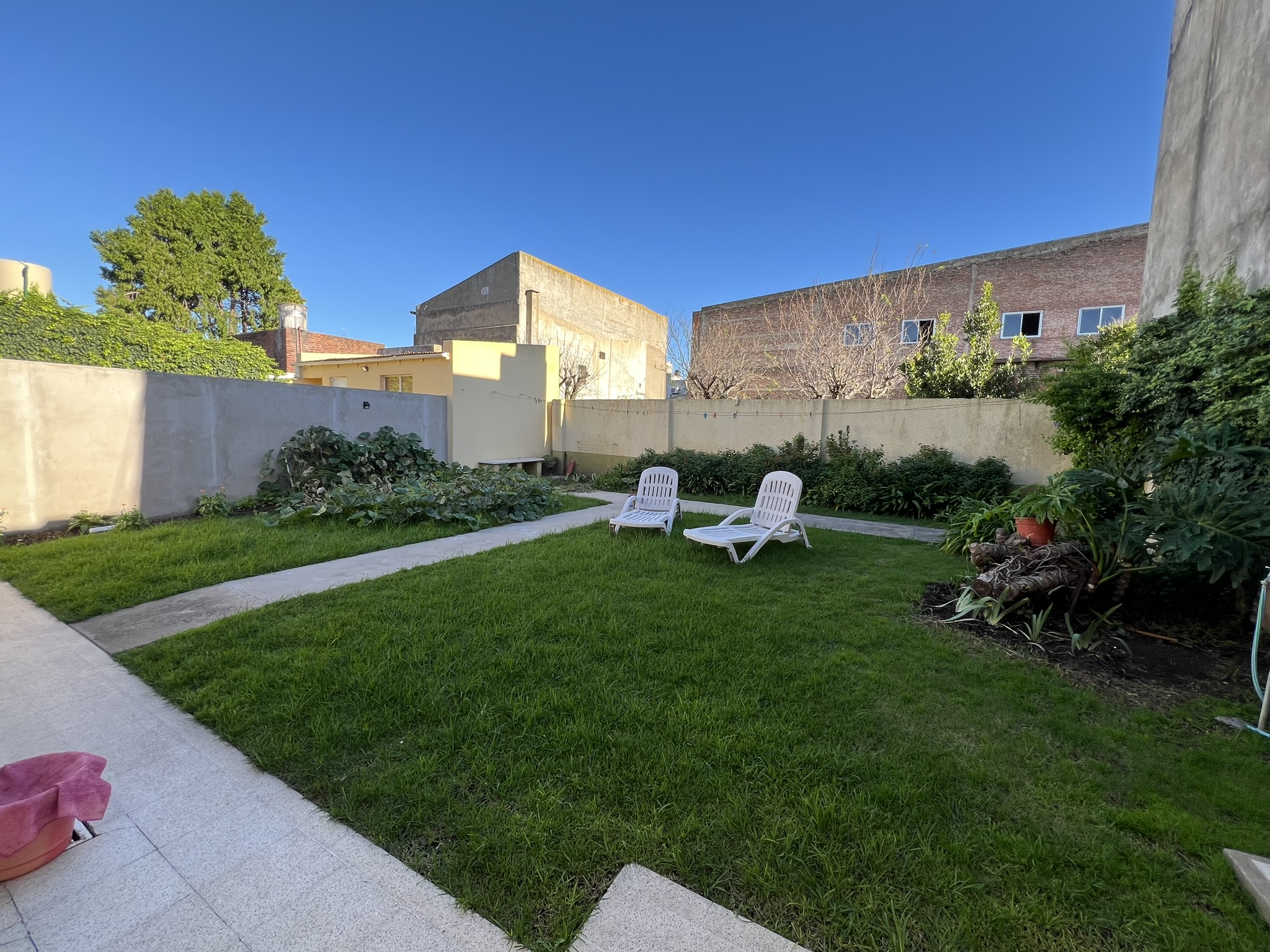 Tu Hogar en el Corazón de la Ciudad: Espaciosa Residencia Familiar con Encanto Urbano