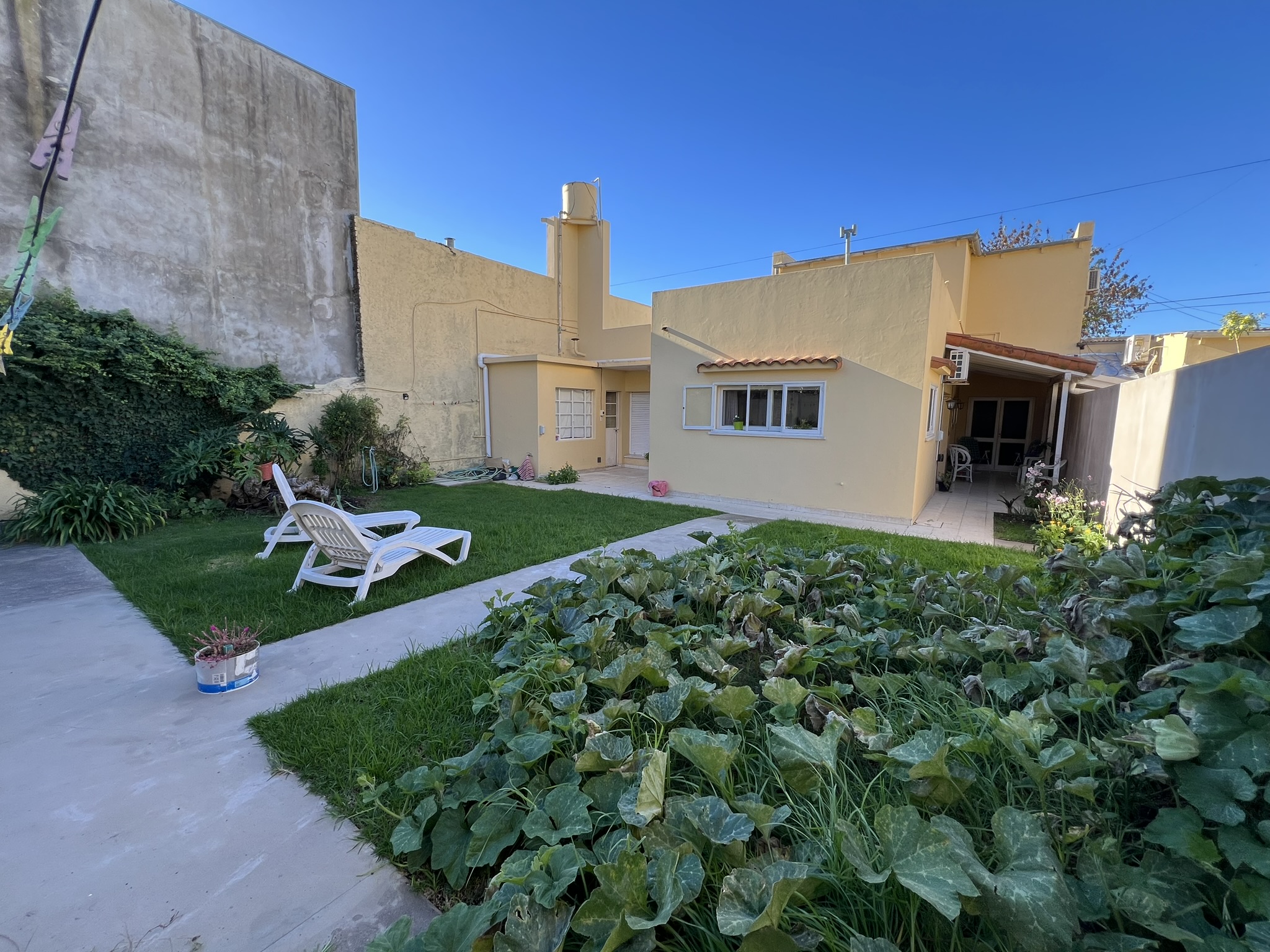 Tu Hogar en el Corazón de la Ciudad: Espaciosa Residencia Familiar con Encanto Urbano