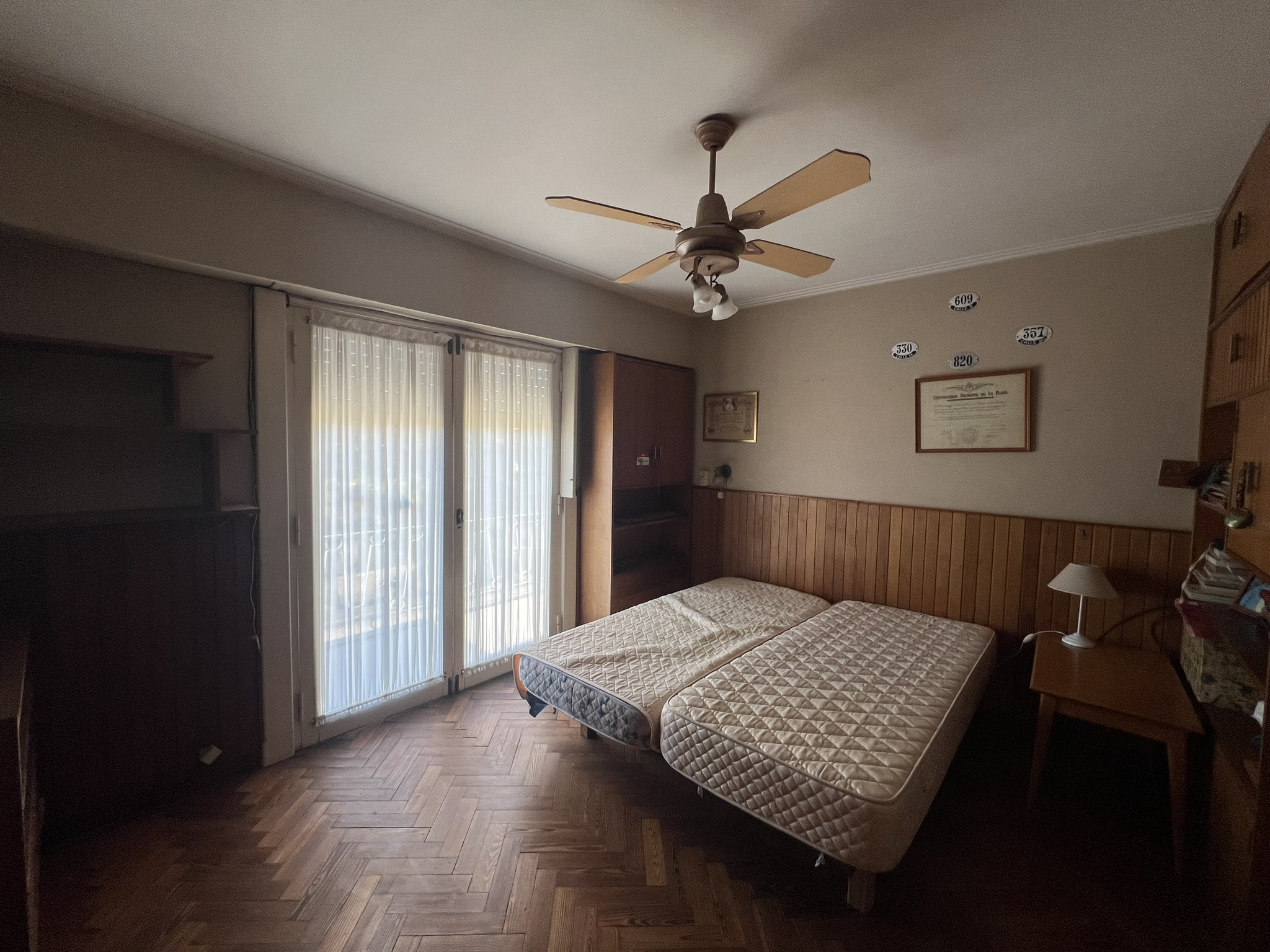 Tu Hogar en el Corazón de la Ciudad: Espaciosa Residencia Familiar con Encanto Urbano