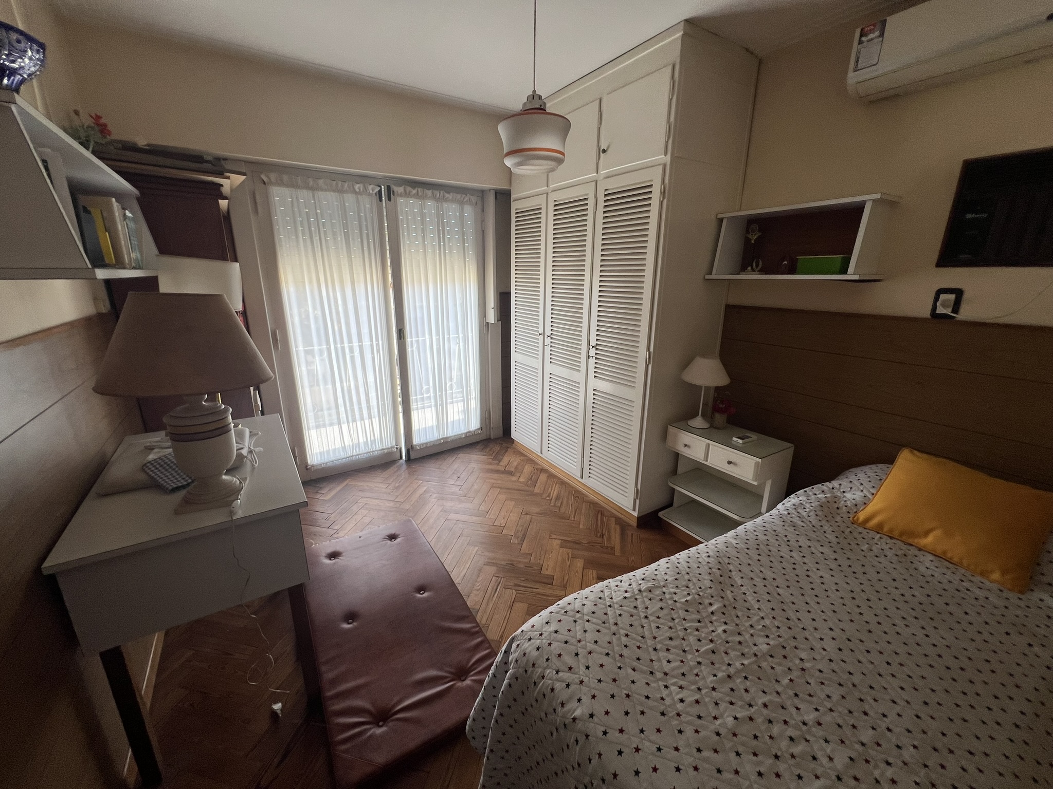 Tu Hogar en el Corazón de la Ciudad: Espaciosa Residencia Familiar con Encanto Urbano