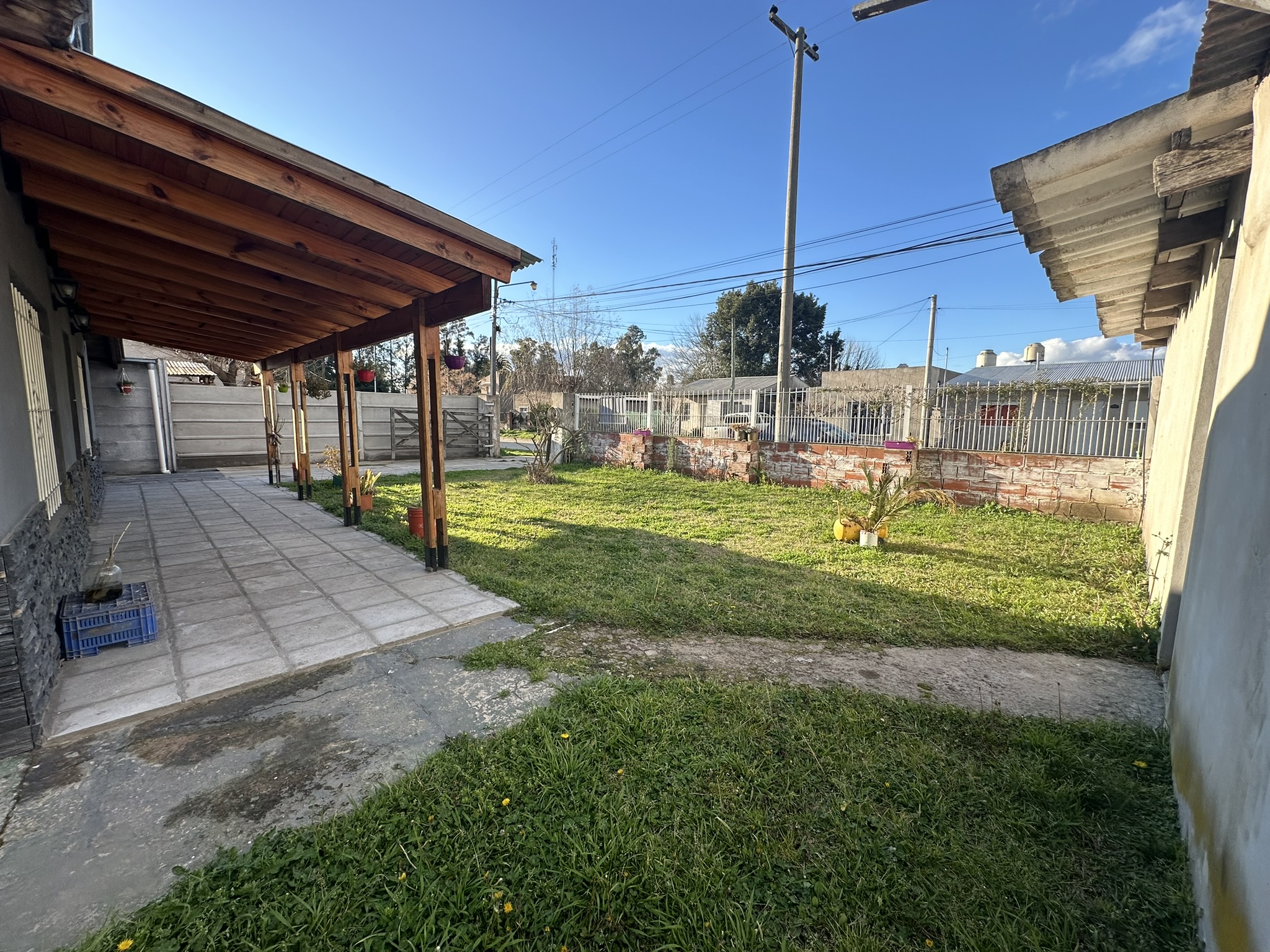 "Propiedad en esquina en Barrio Olivares: Casa y Local Comercial Frente a la Escuela Nº 15"