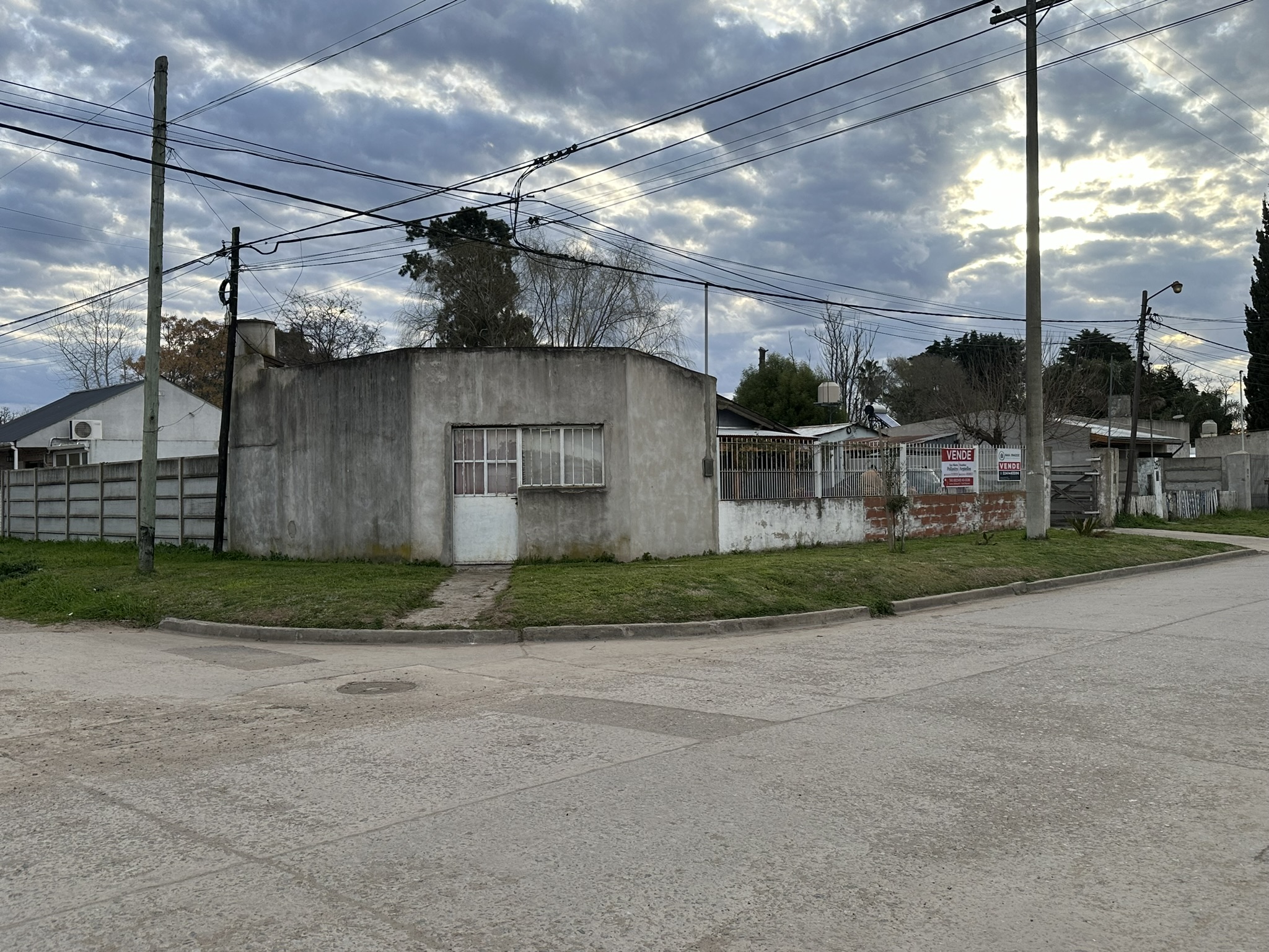 "Propiedad en esquina en Barrio Olivares: Casa y Local Comercial Frente a la Escuela Nº 15"