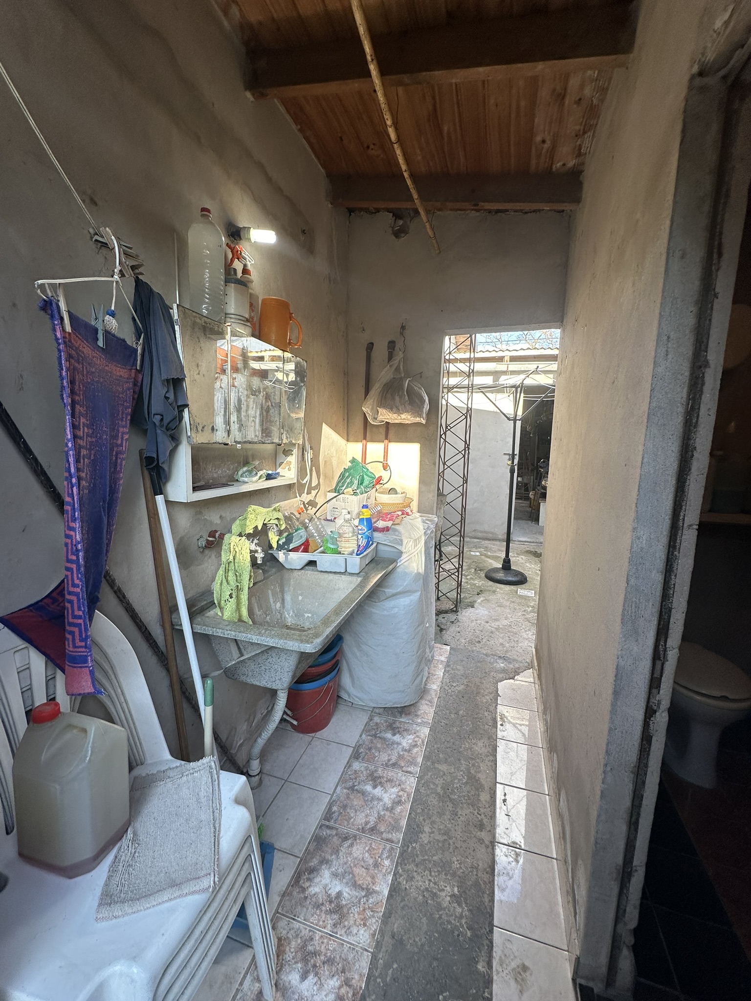 "Propiedad en esquina en Barrio Olivares: Casa y Local Comercial Frente a la Escuela Nº 15"