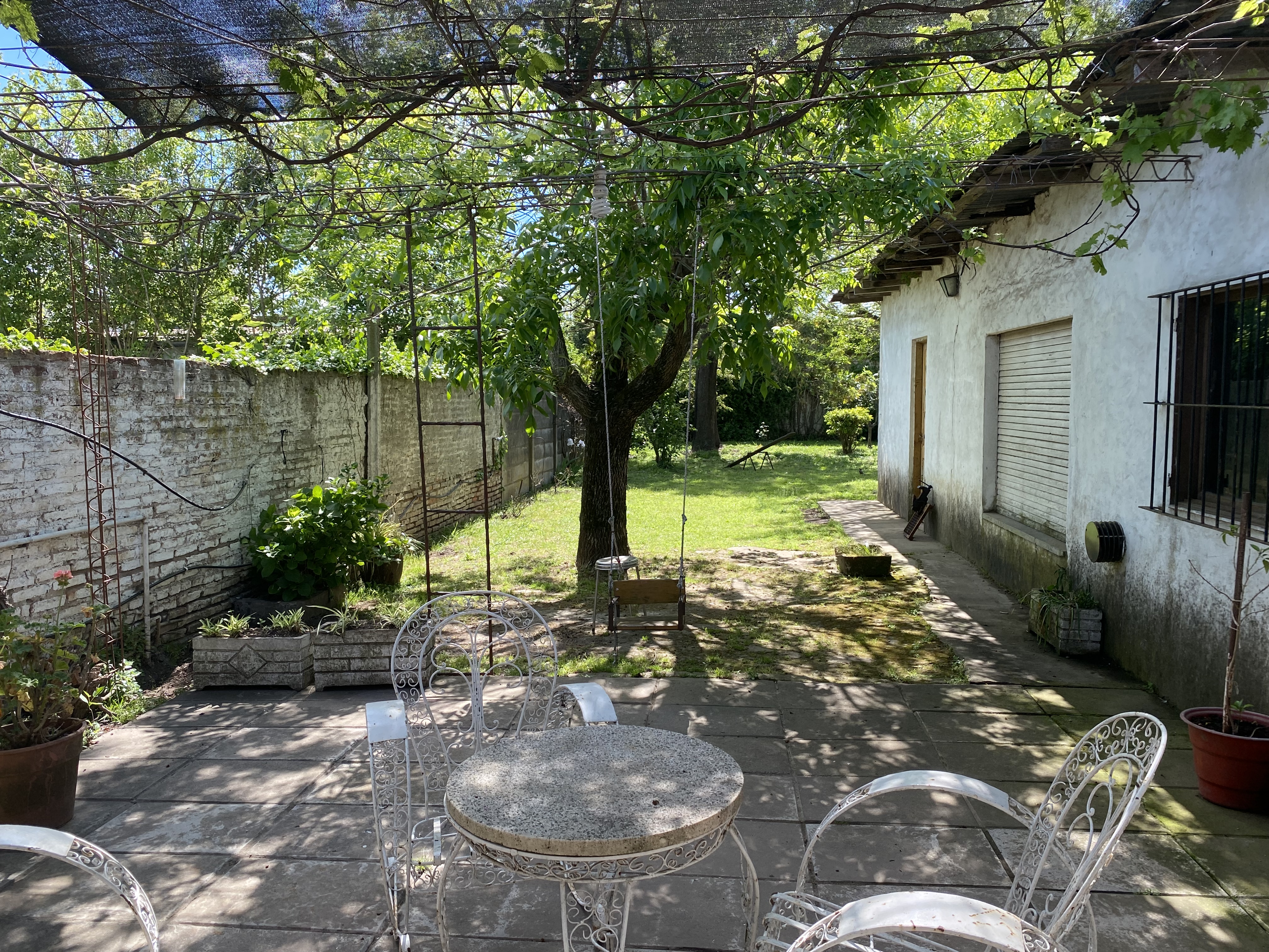 Casa Con Quincho Y Garage En Excelente Ubicación: Próxima Al Centro Y Con Todos Los Servicios