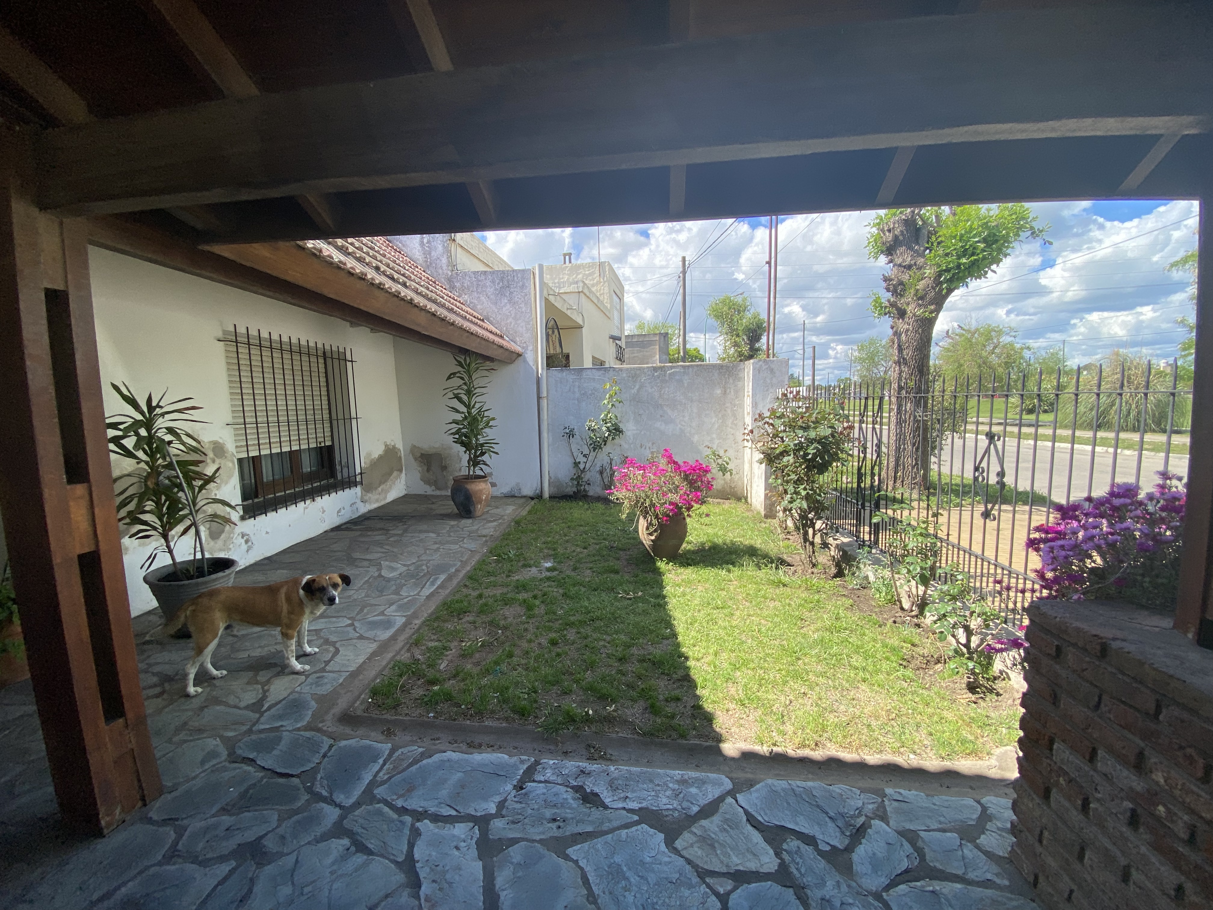 Casa Con Quincho Y Garage En Excelente Ubicación: Próxima Al Centro Y Con Todos Los Servicios