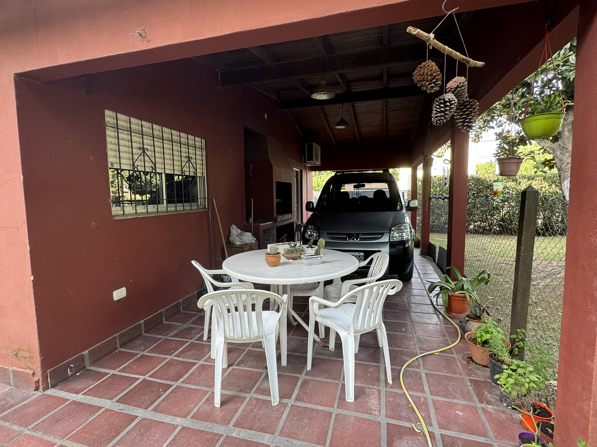 Encantadora Casa con Amplio Jardín y Parrilla en Exclusivo Barrio Parque