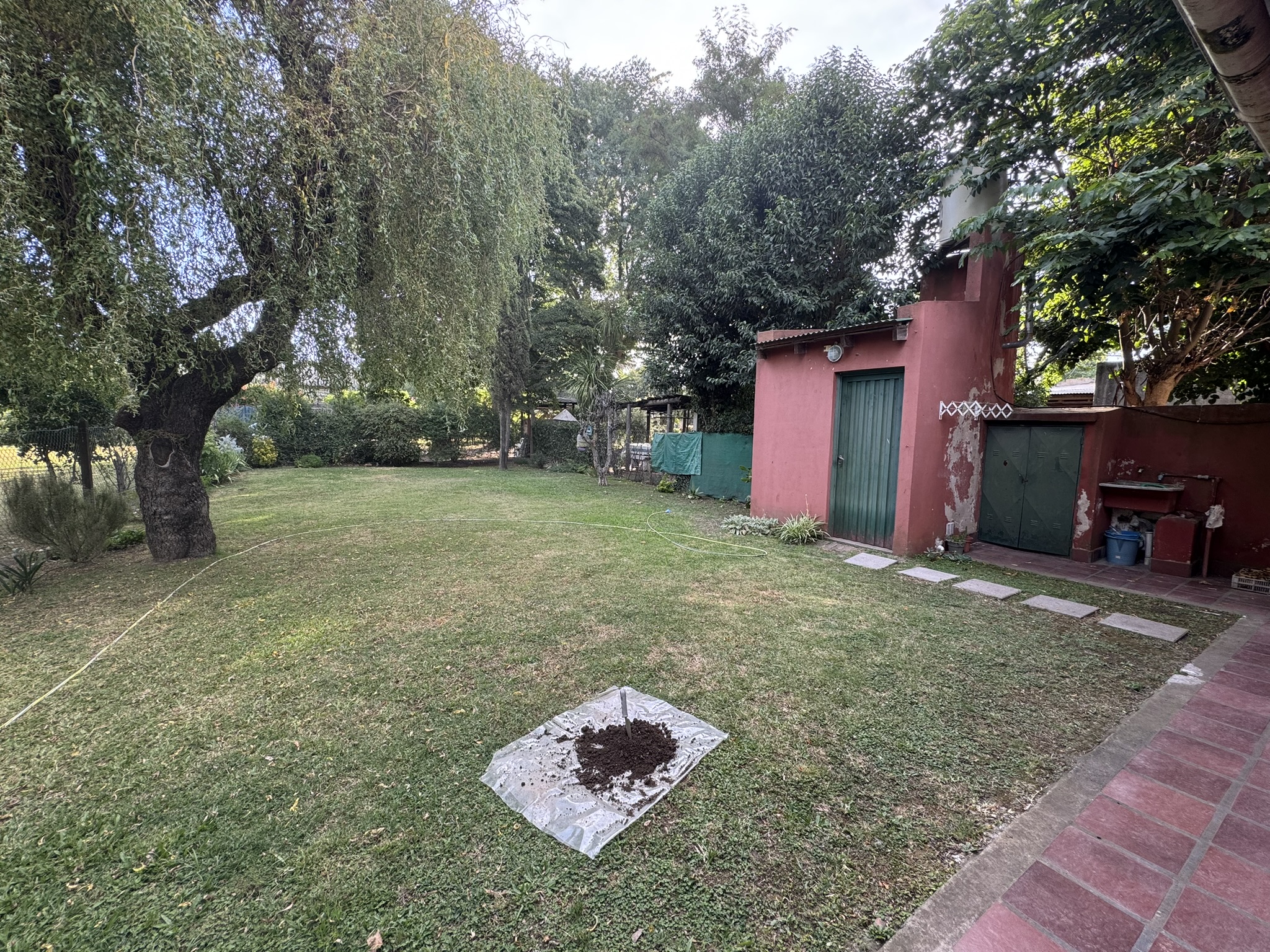 Encantadora Casa con Amplio Jardín y Parrilla en Exclusivo Barrio Parque