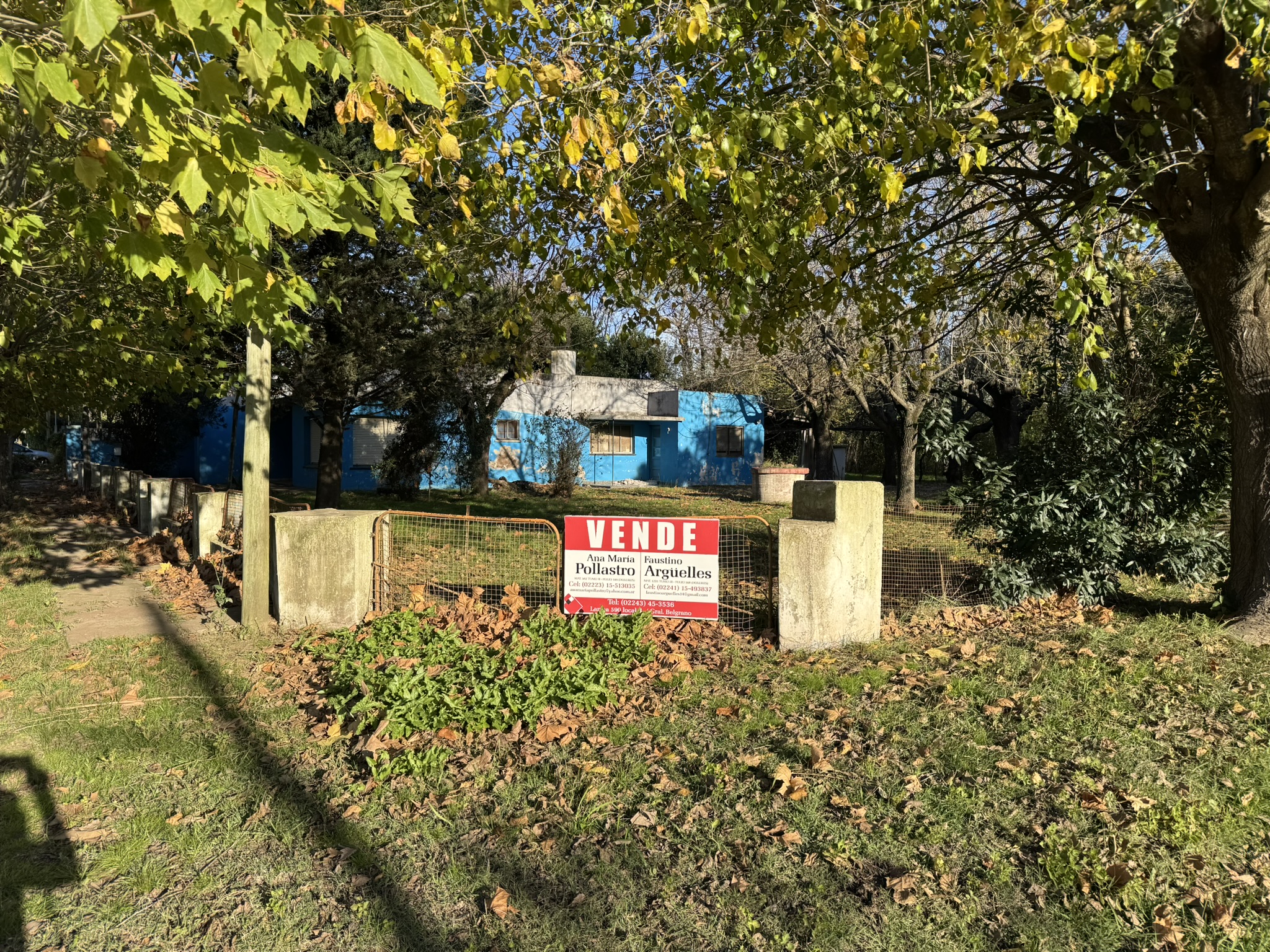 Terreno en esquina con casa a refaccionar frente al polideportivo