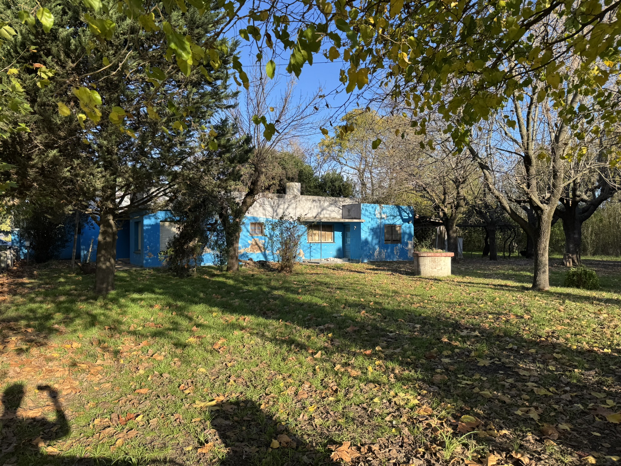Terreno en esquina con casa a refaccionar frente al polideportivo