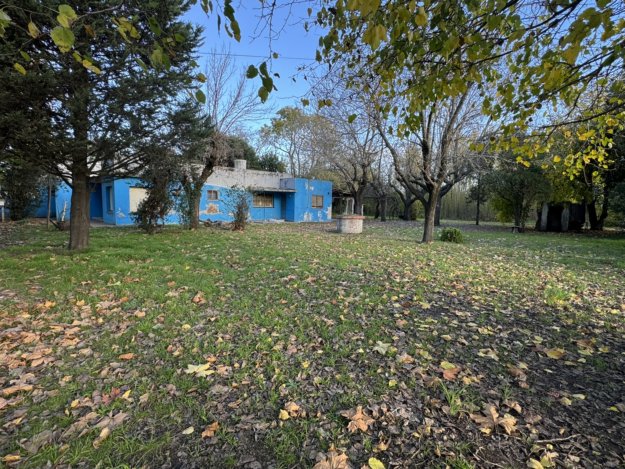 Terreno en esquina con casa a refaccionar frente al polideportivo