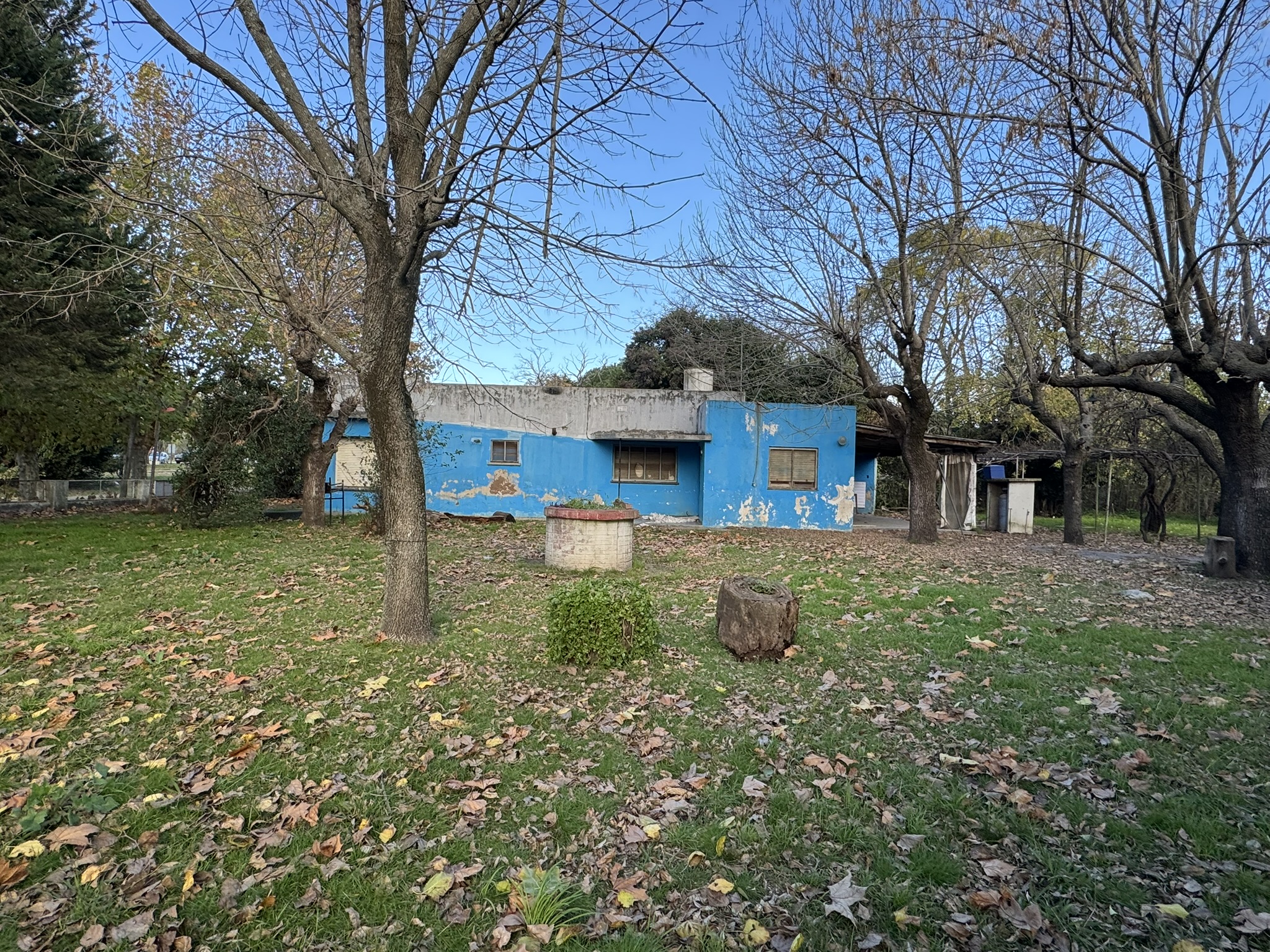 Terreno en esquina con casa a refaccionar frente al polideportivo