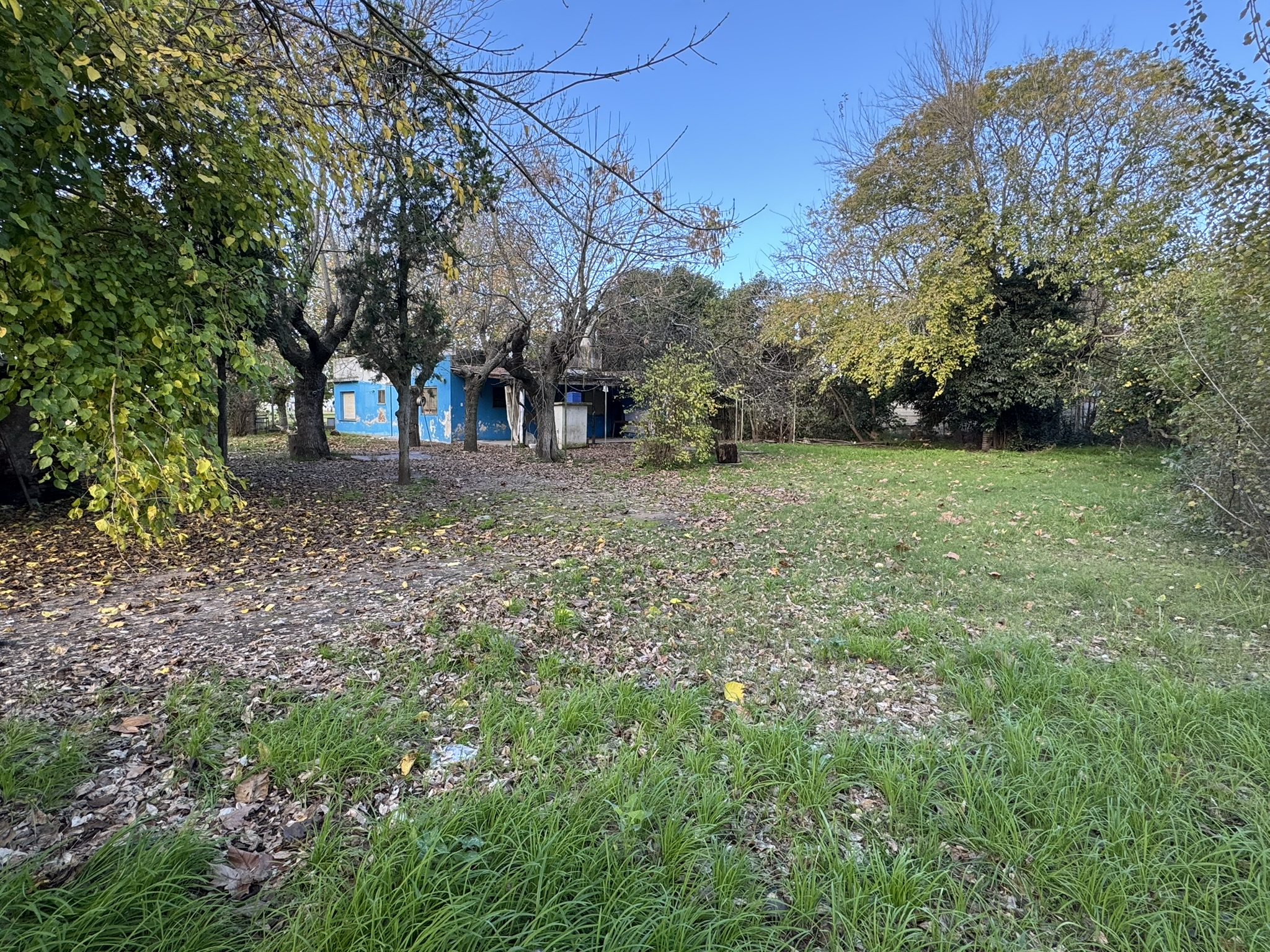 Terreno en esquina con casa a refaccionar frente al polideportivo