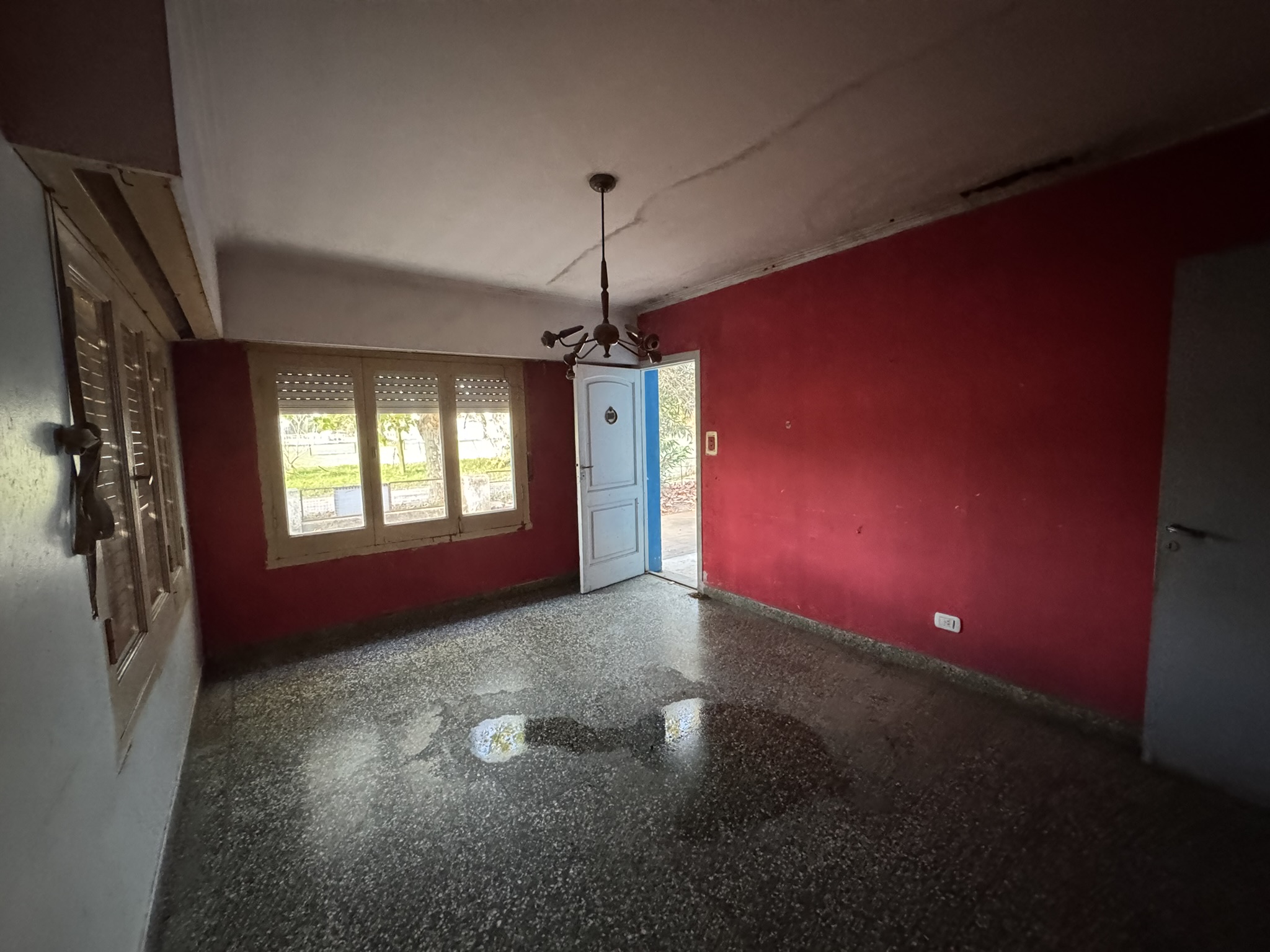 Terreno en esquina con casa a refaccionar frente al polideportivo