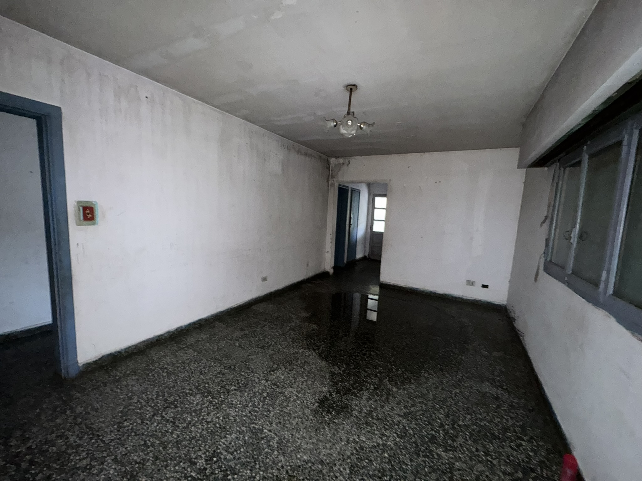 Terreno en esquina con casa a refaccionar frente al polideportivo