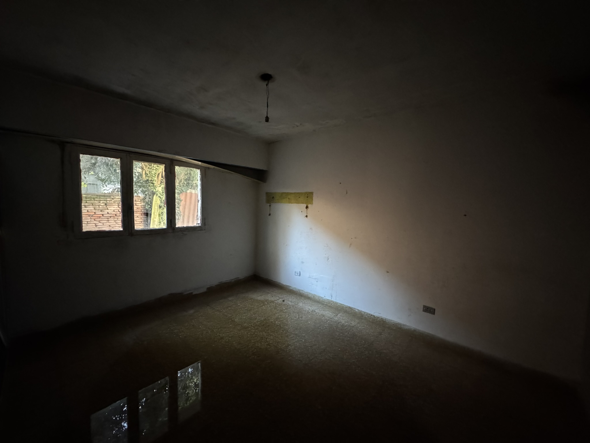 Terreno en esquina con casa a refaccionar frente al polideportivo